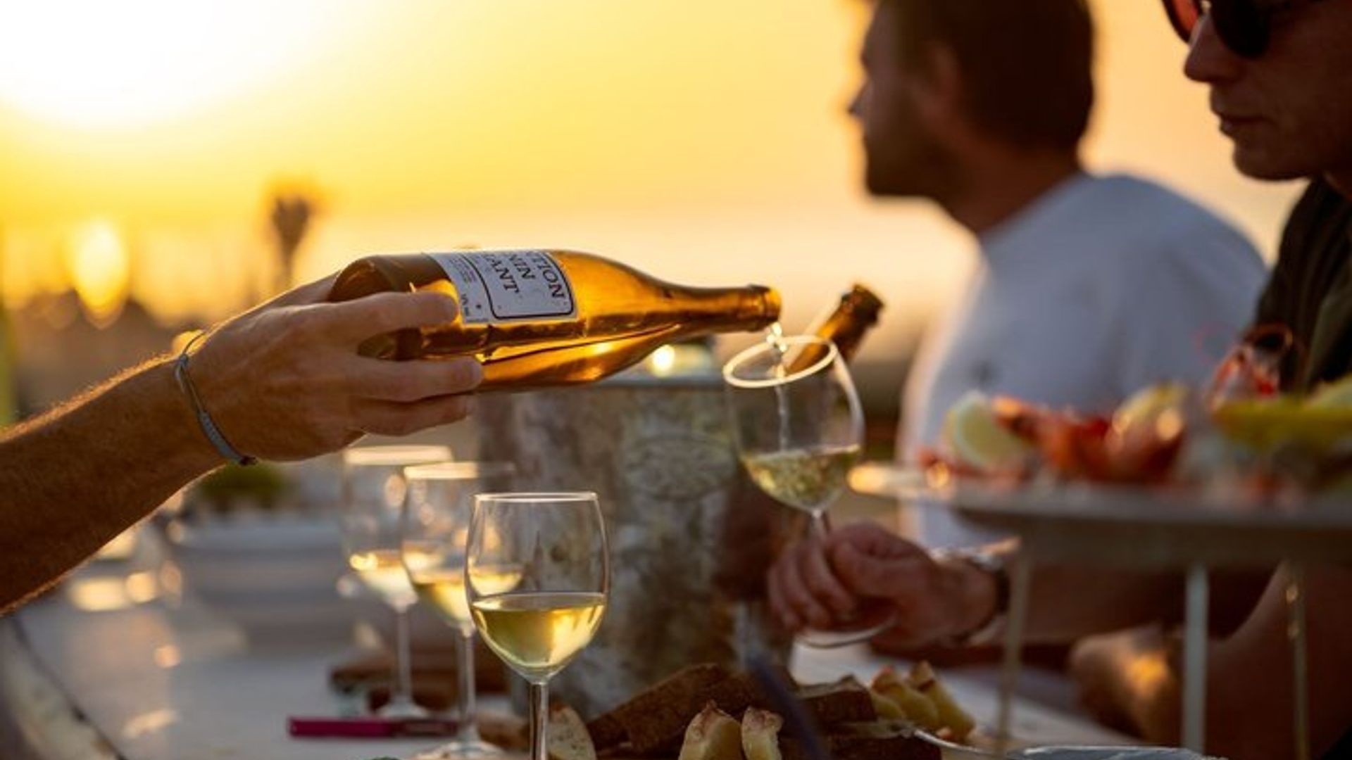 Pop up bar à huitres sur plage normande