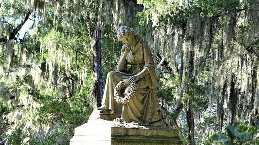 Savannah Walking Tour in Bonaventure Cemetery