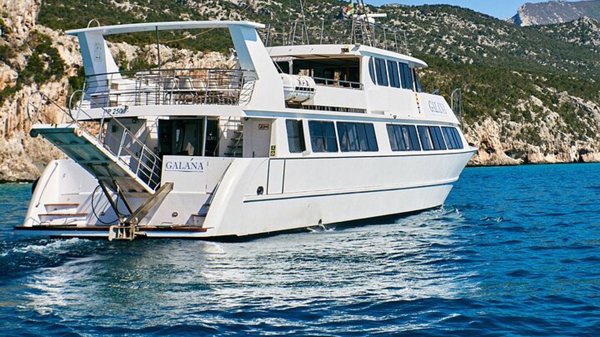 Tour en barco de día completo en grupo por el archipiélago de La Maddalena