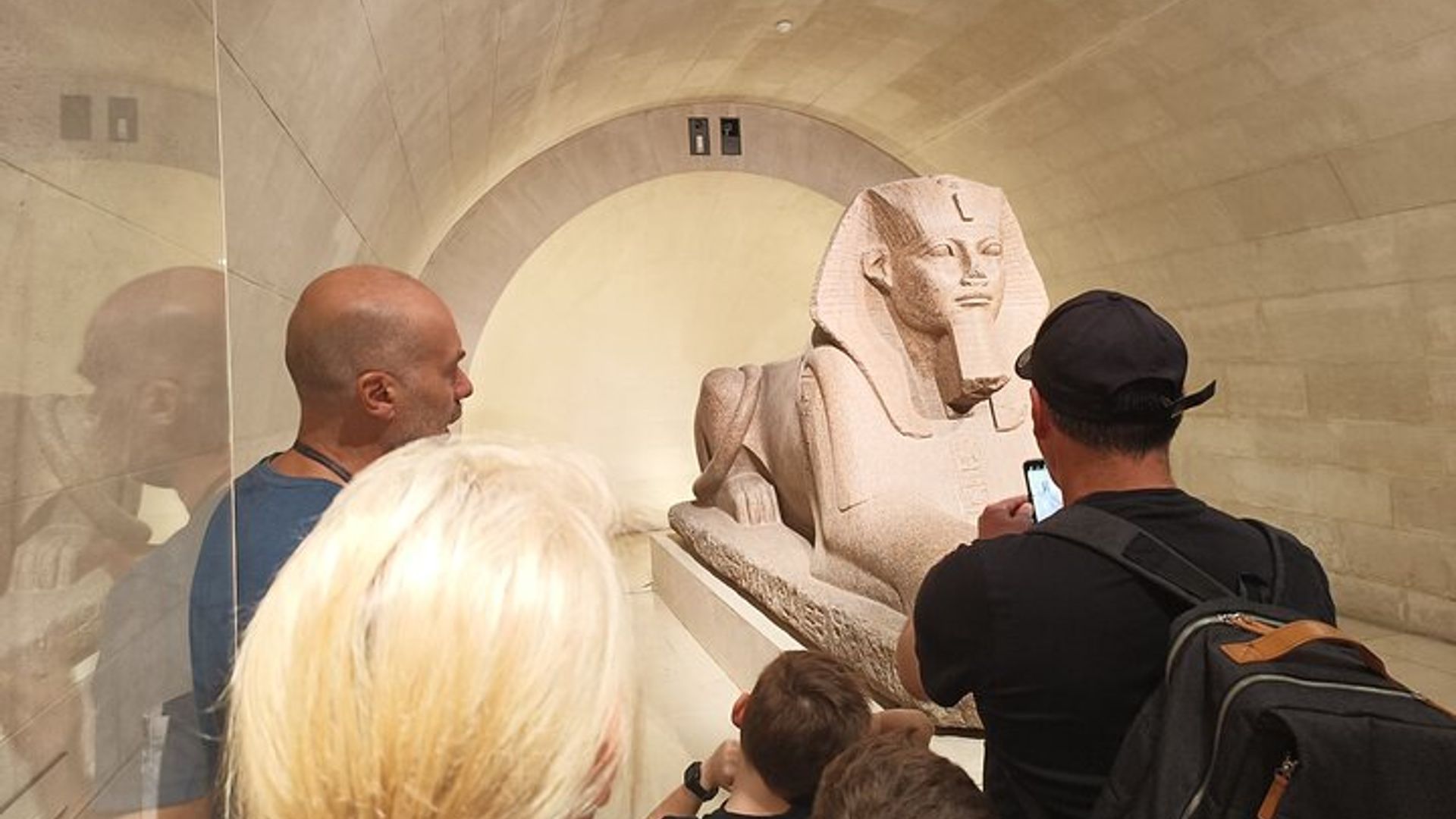 Paris: Private Family-Friendly Louvre Tour with Tickets
