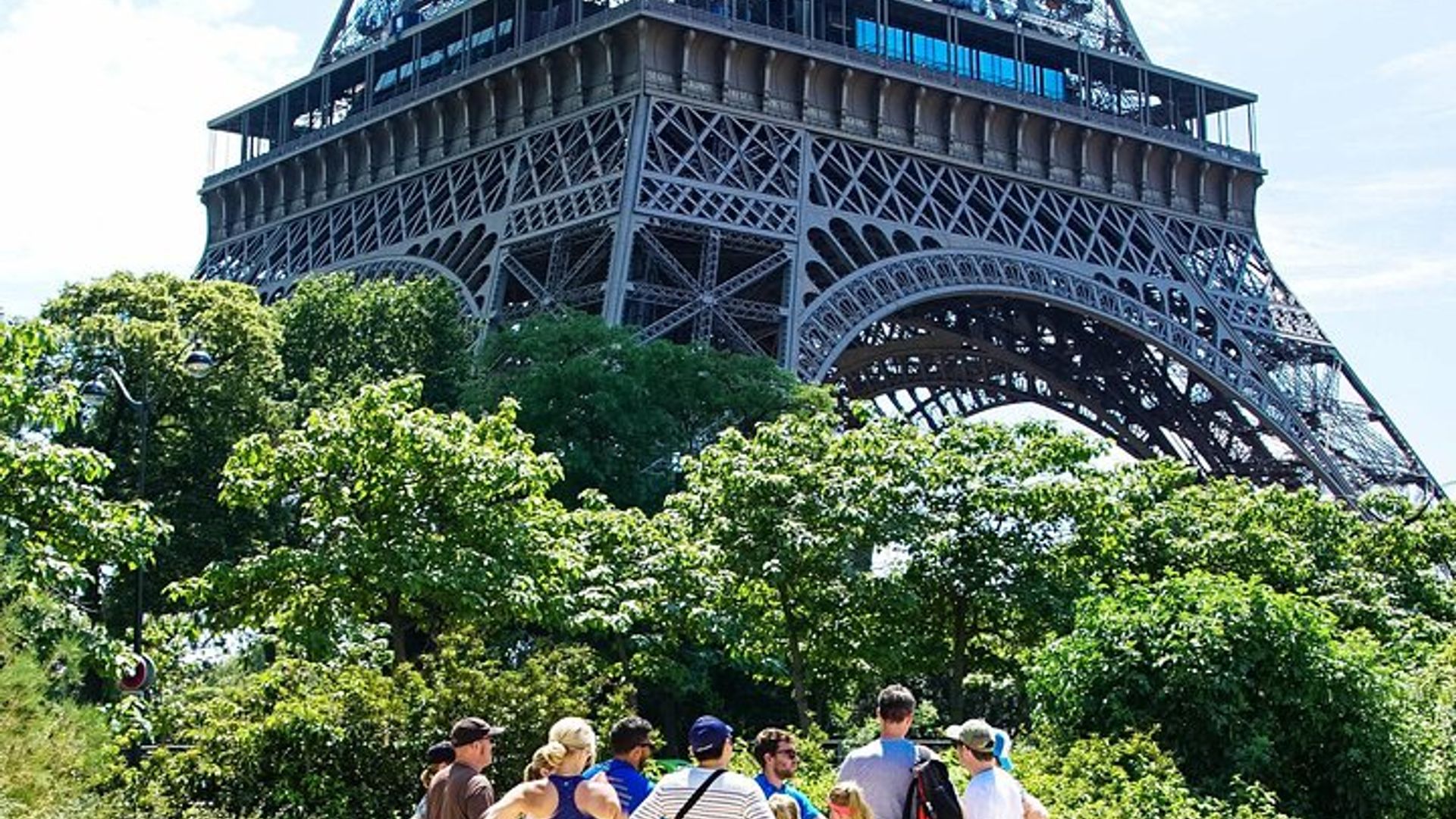 Paris Highlights Bike Tour with Eiffel Tower, Louvre and Notre-Dame