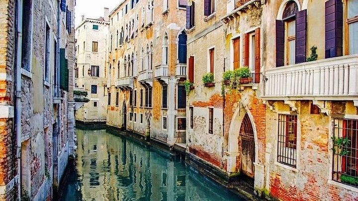 Venice: Secret Walking Tour with Venetian Guide