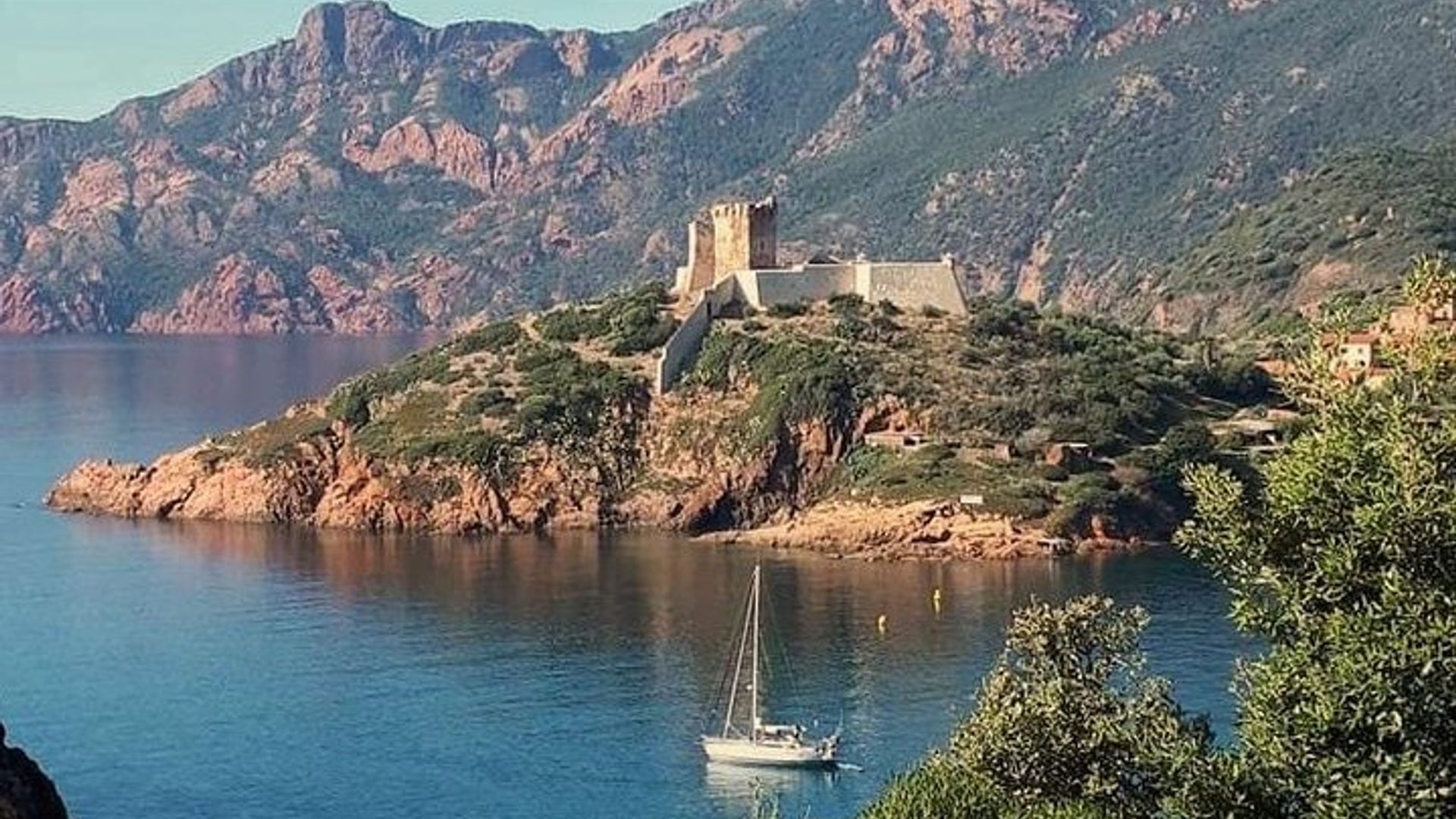Cruzeiro pelas Calanches de Piana e Reserva de Scandola com parada para banho