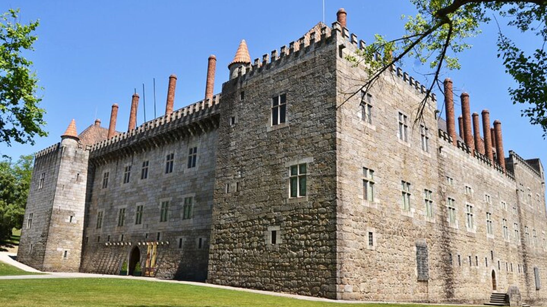 Authentic Braga & Guimarães: Small Historical Group Tour