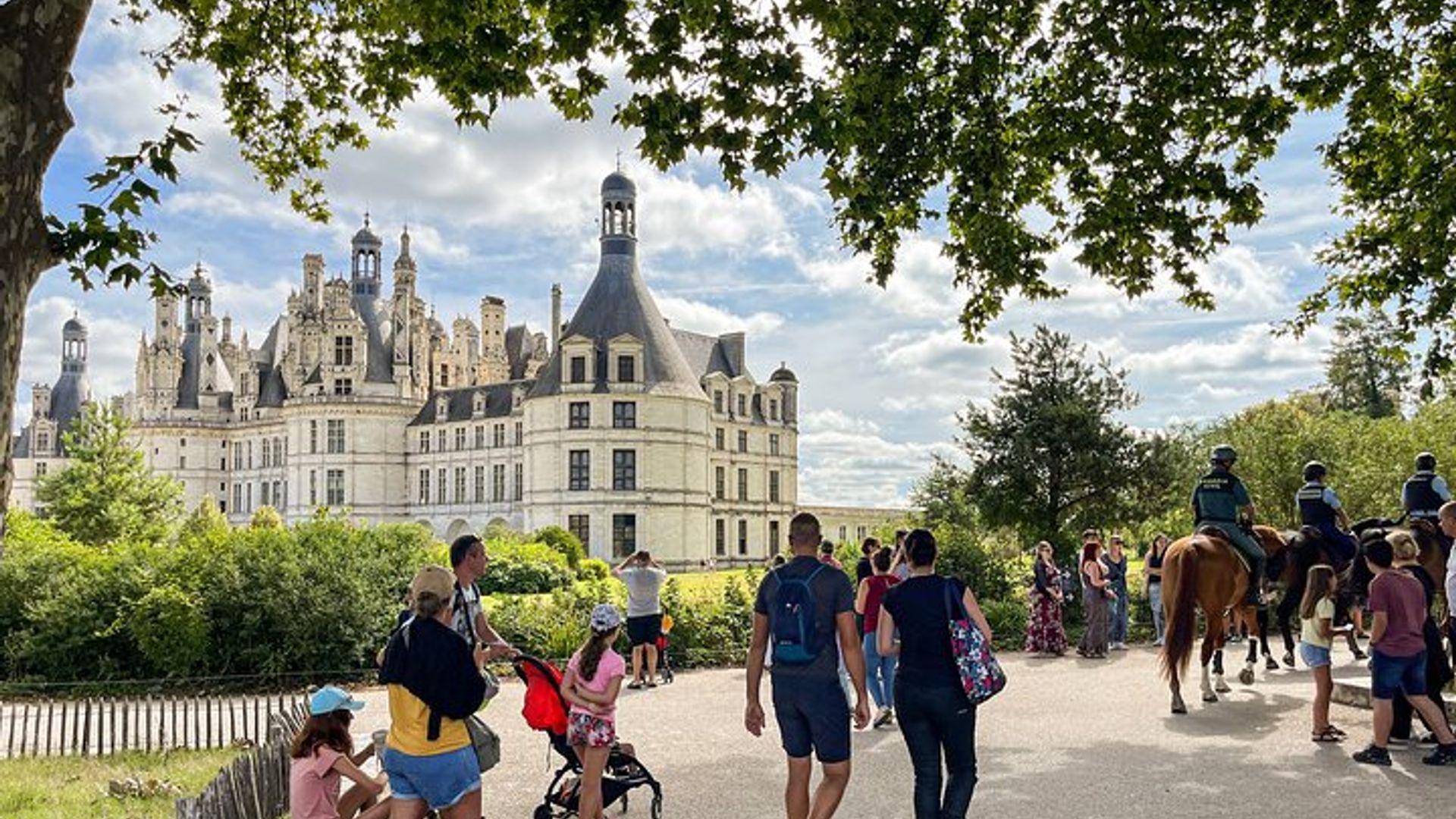 Loire Valley Chateaux & Wine Tasting Full-Day Tour From Paris