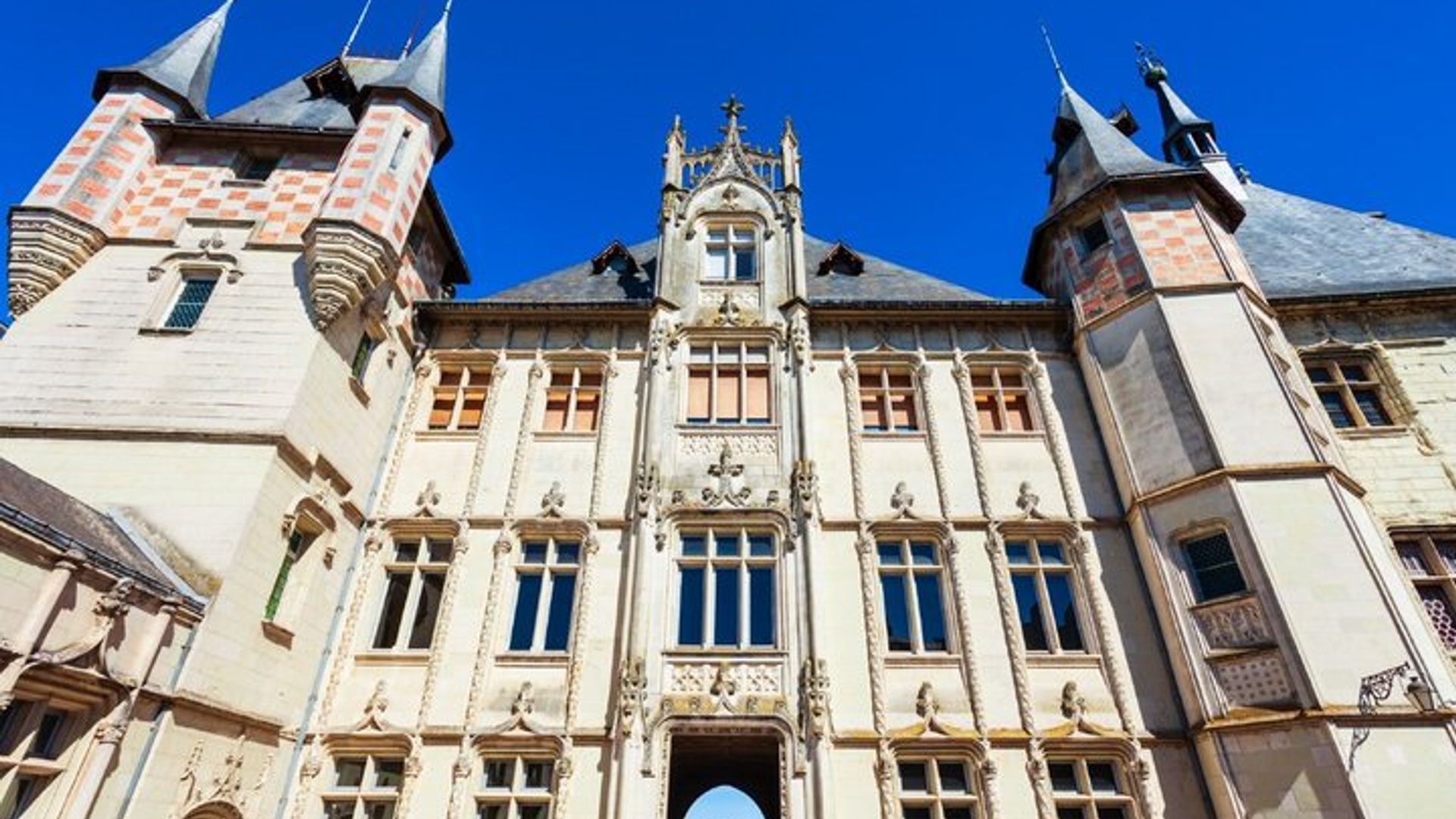 Saumur: 1.5 hour audio guided walking tour and 18 audio commentaries