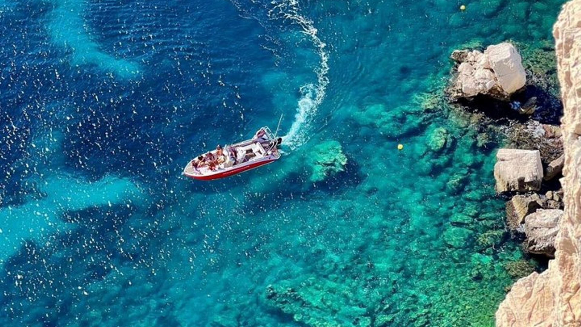 Beautiful boat tour in the Calanques with swimming