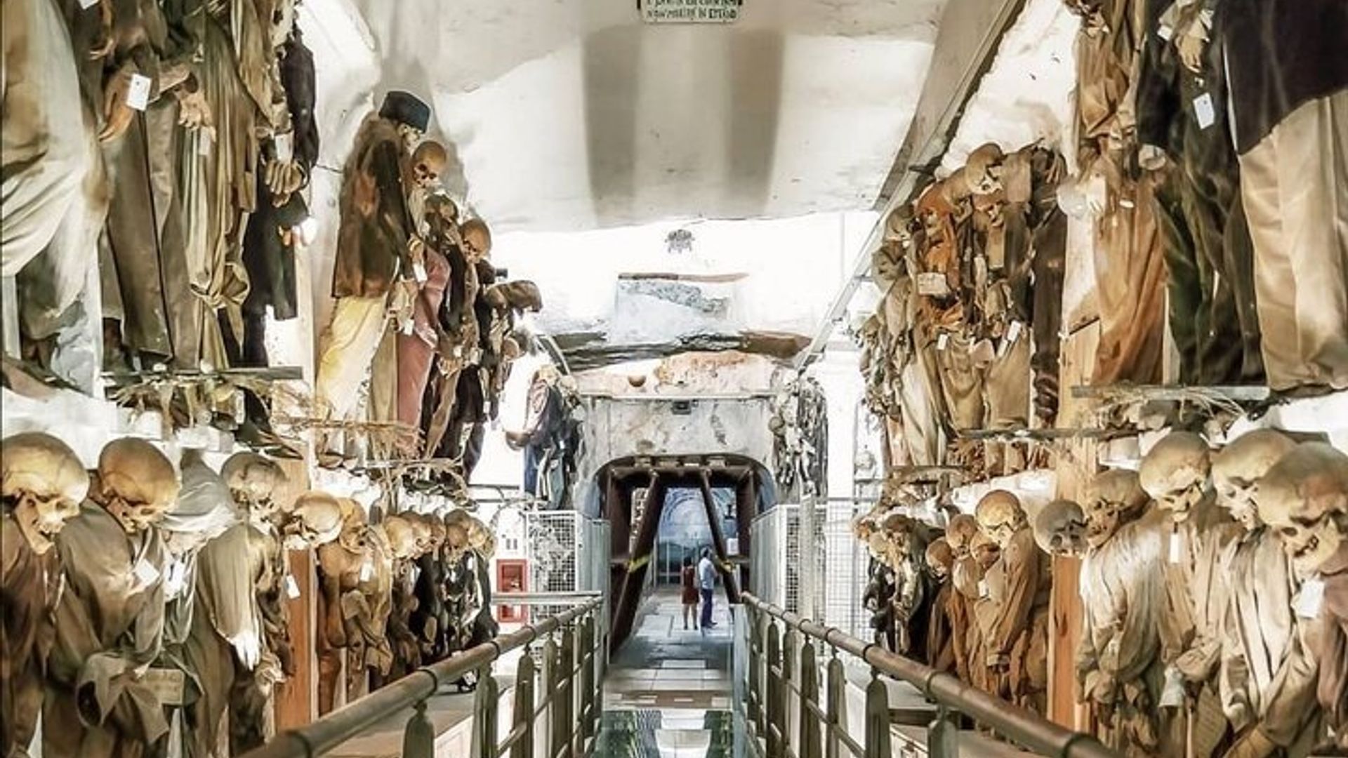 Au-delà du voile de la vie : les catacombes et le cimetière des capucins