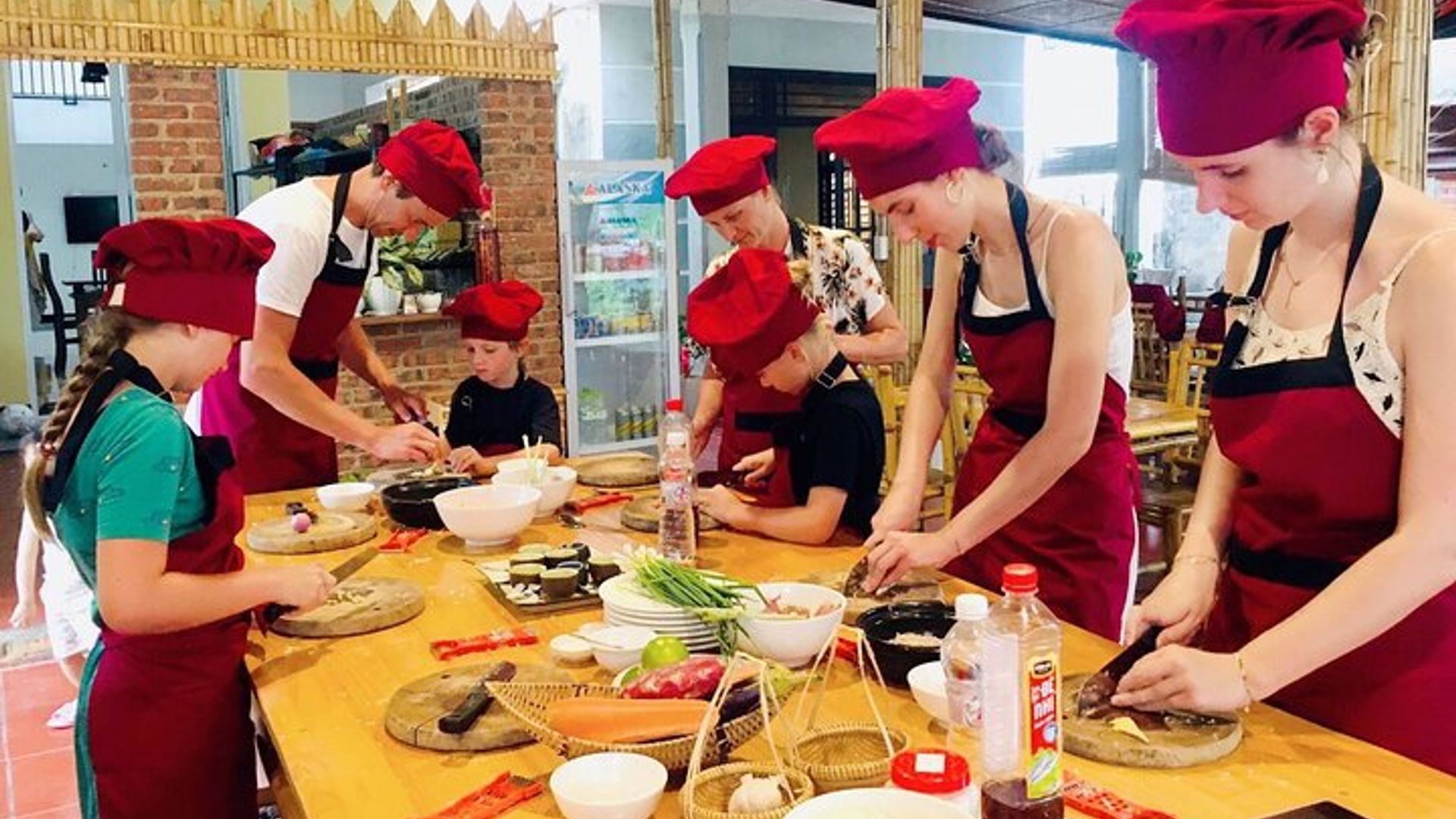 Hoi Ein Kochkurs in kleiner Gruppe mit Marktbesuch und Angeln