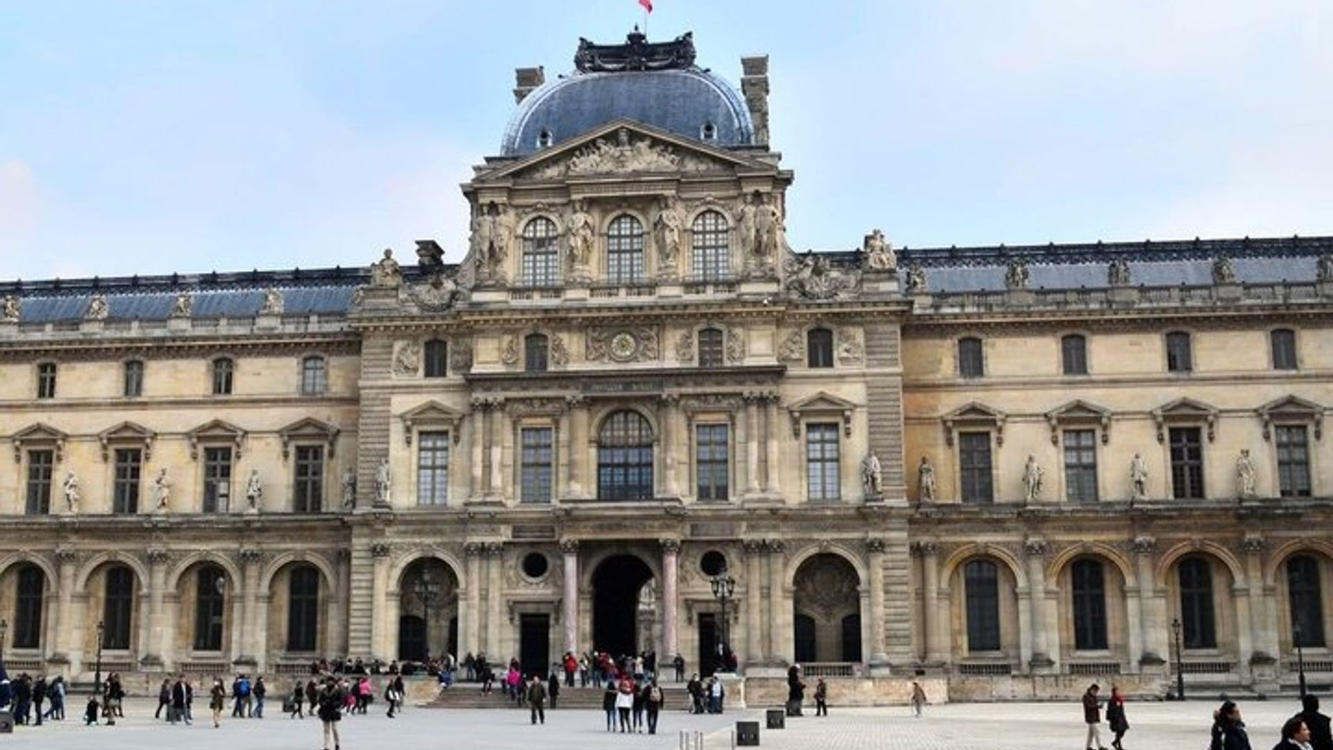 Louvre Museum Small Group Guided Tour with Entry