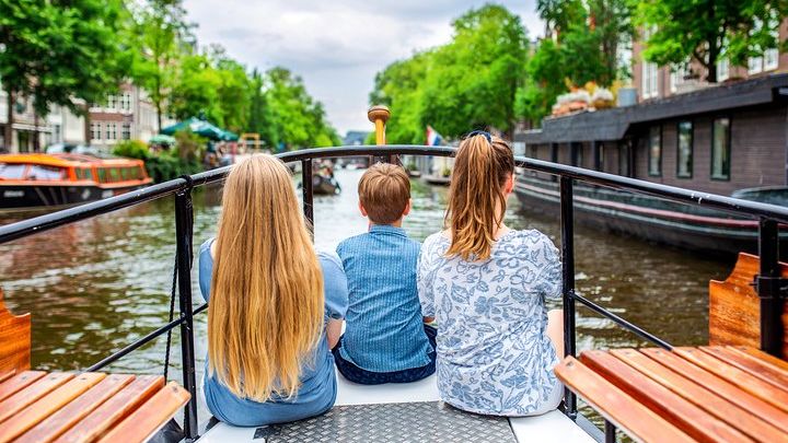 Amsterdam Small-Group Canal Cruise With Dutch Snacks and Drink