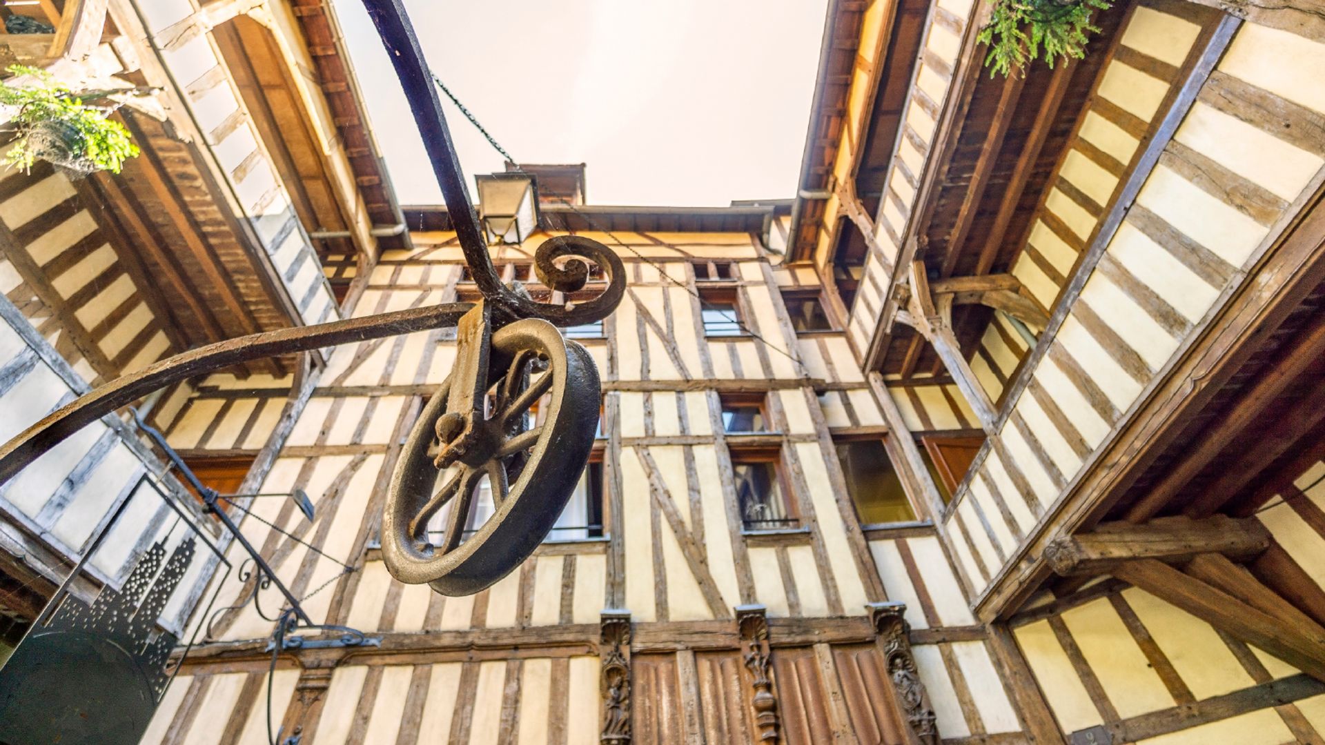 Troyes: Audio guided walking tour (1h40 - 25 audio comments)