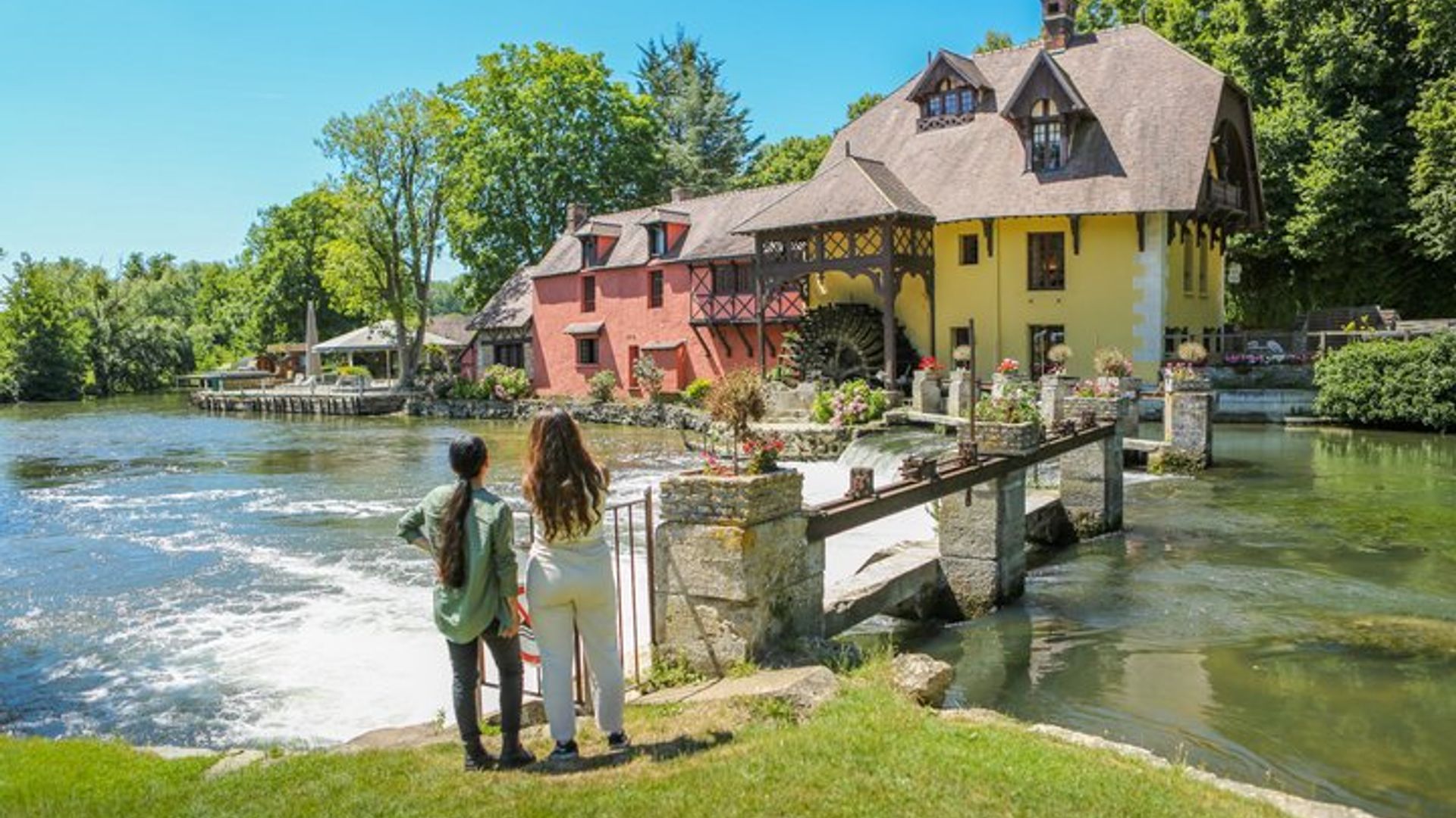 Giverny and Versailles Private Day Tour from Paris with Lunch