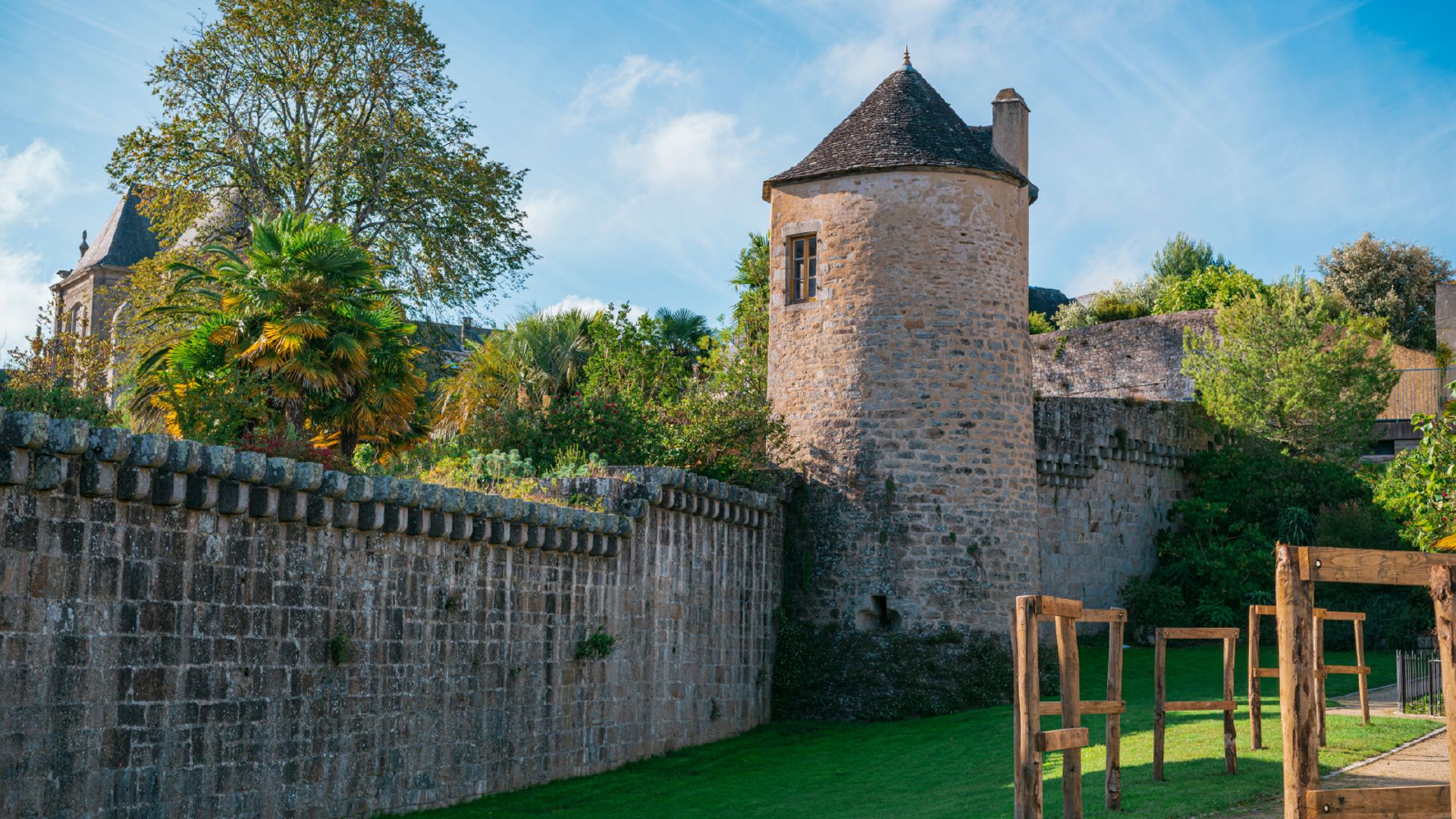 Quimper: Audio Guided Walking Tour (1h - 23 audio comments)