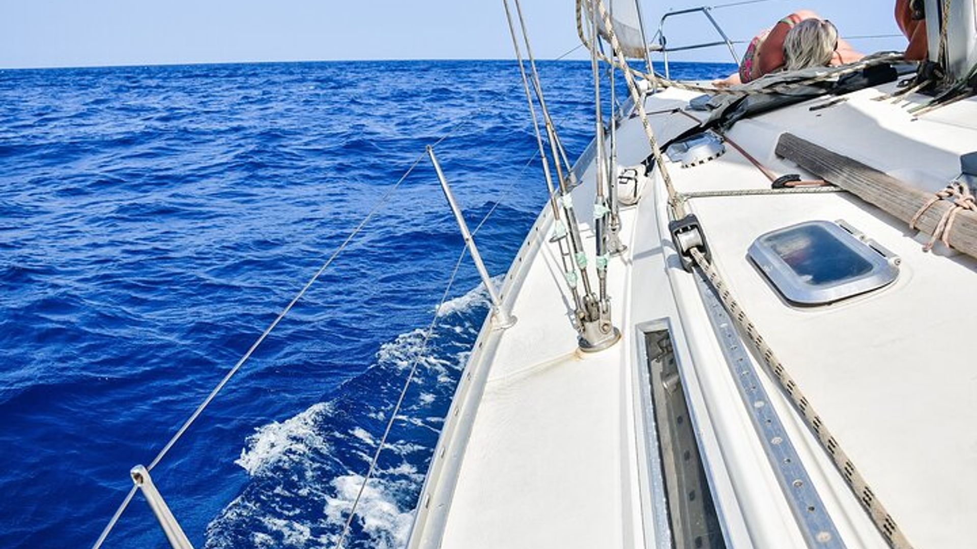 Paseo en velero de medio día para grupos pequeños en Santa María