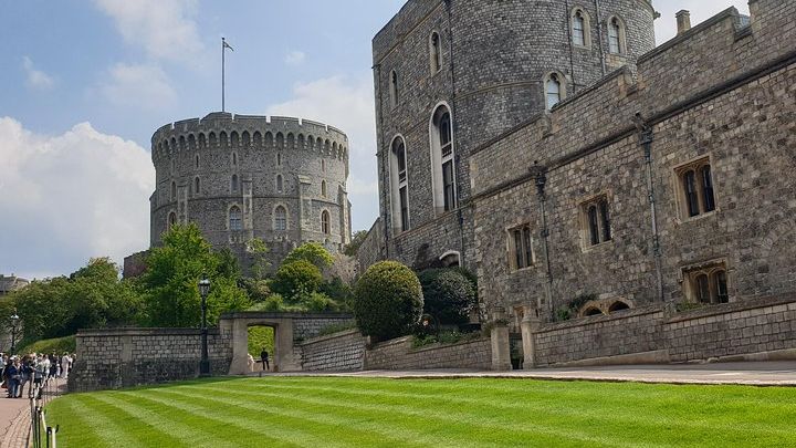Windsor Castle and Stonehenge Private Driver Guided Tour