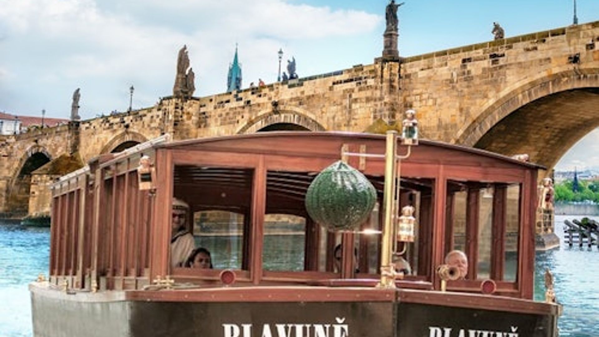 Prague: Charles Bridge Guided Walking Tour + River Boat Cruise