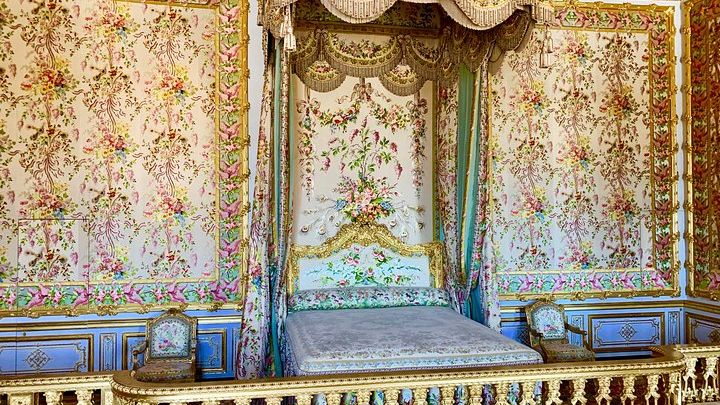 Versailles Palace & Marie-Antoinette's Estate Private Guided Tour with Lunch
