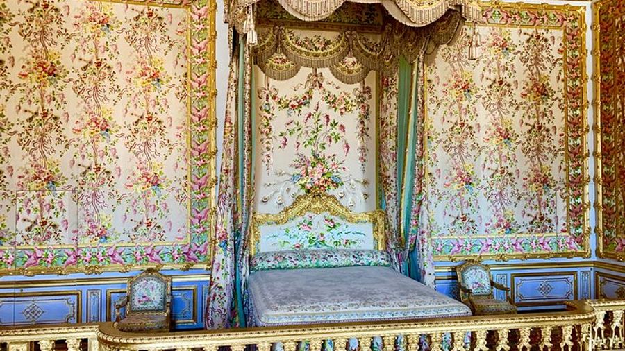 Versailles Palace & Marie-Antoinette's Estate Private Guided Tour with Lunch