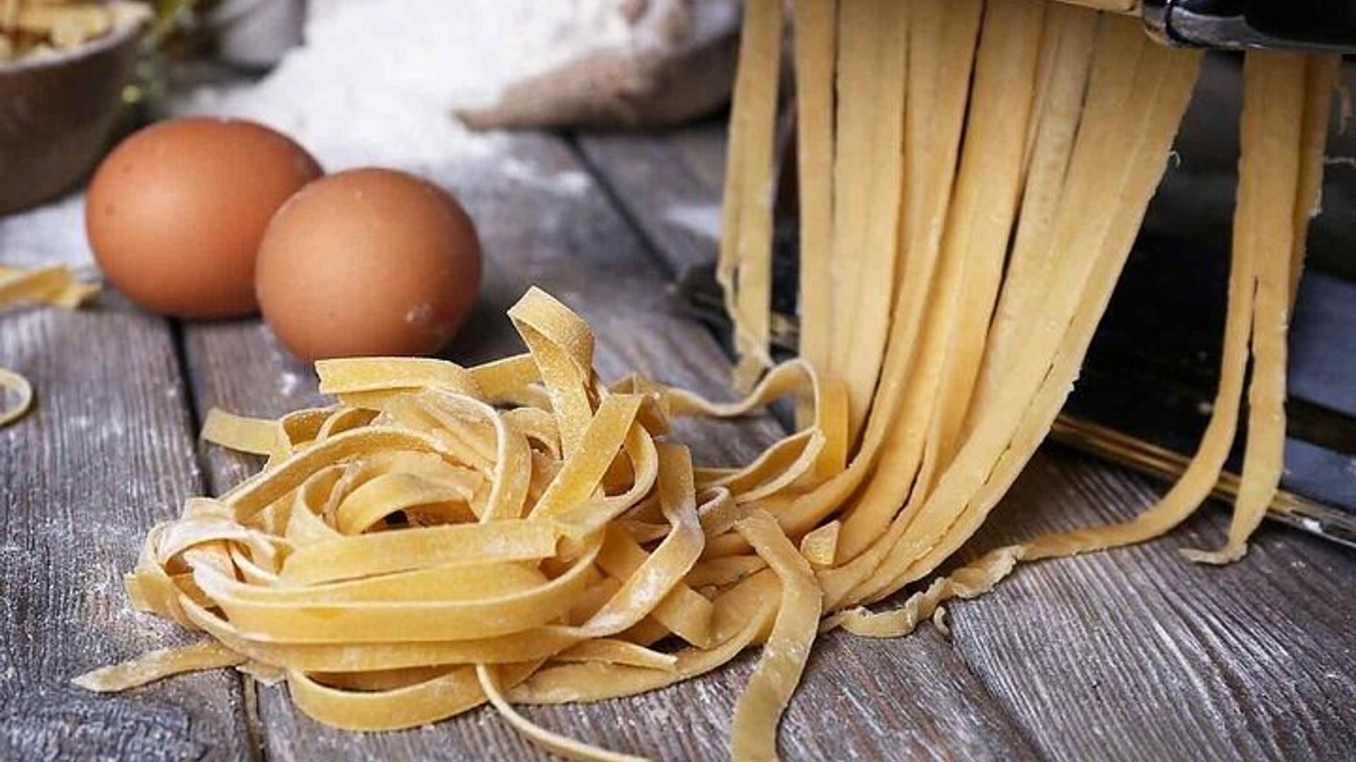 Florence: Pasta and Tiramisu Cooking Class With Free-Flow Wine