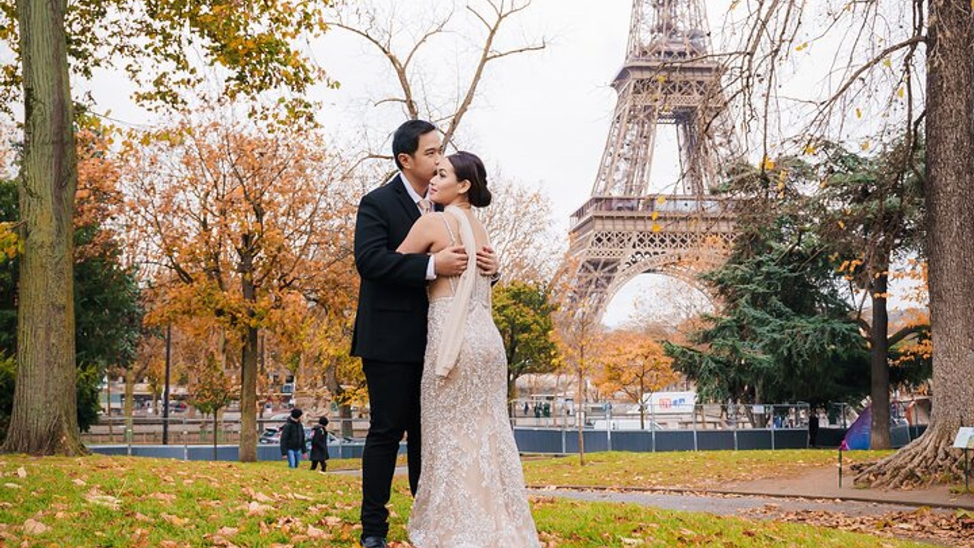 Séance photo à Paris avec photographe devant la tour Eiffel