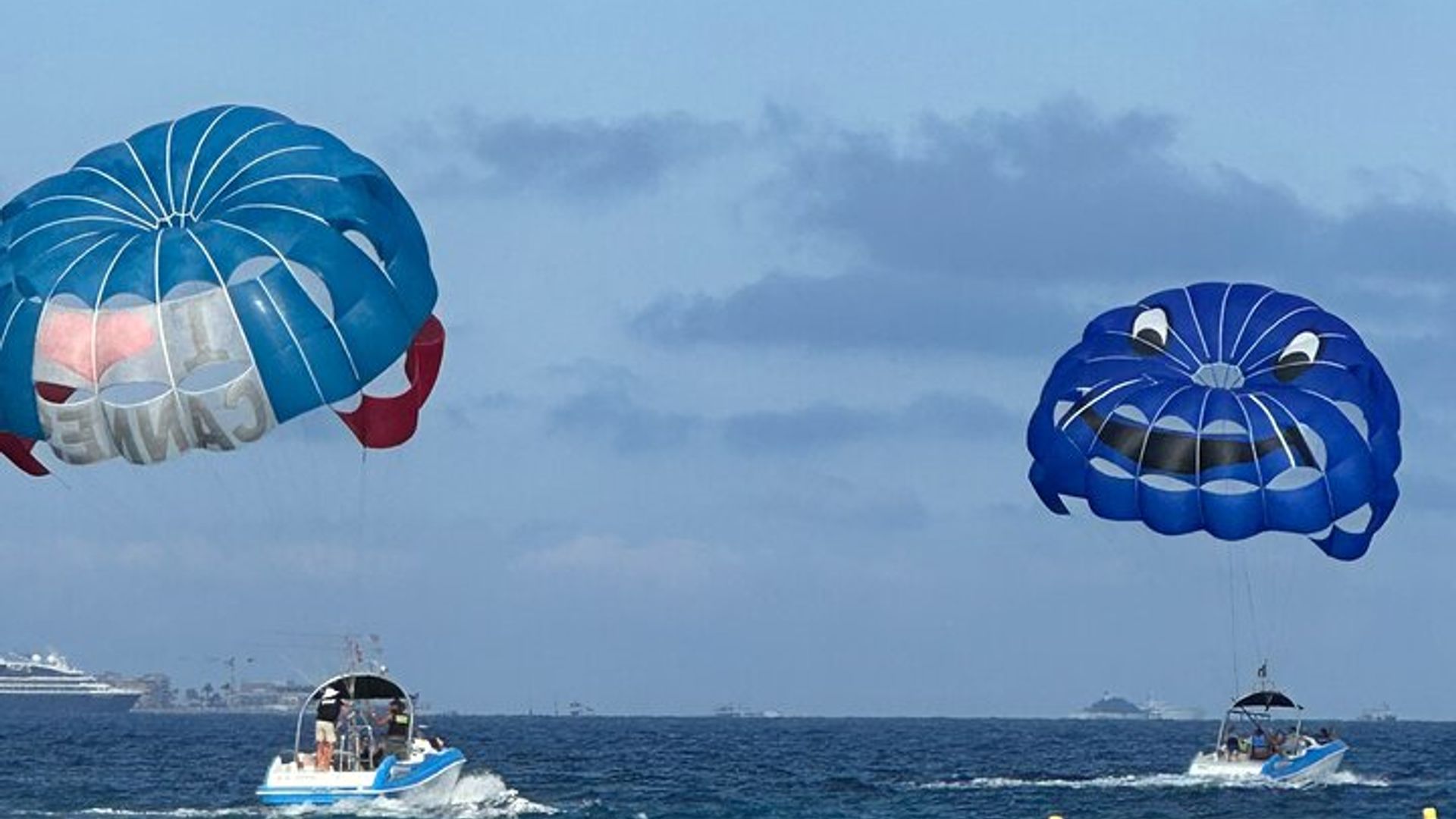 Flight EN Parachute Ascent DE la Baie de Cannes