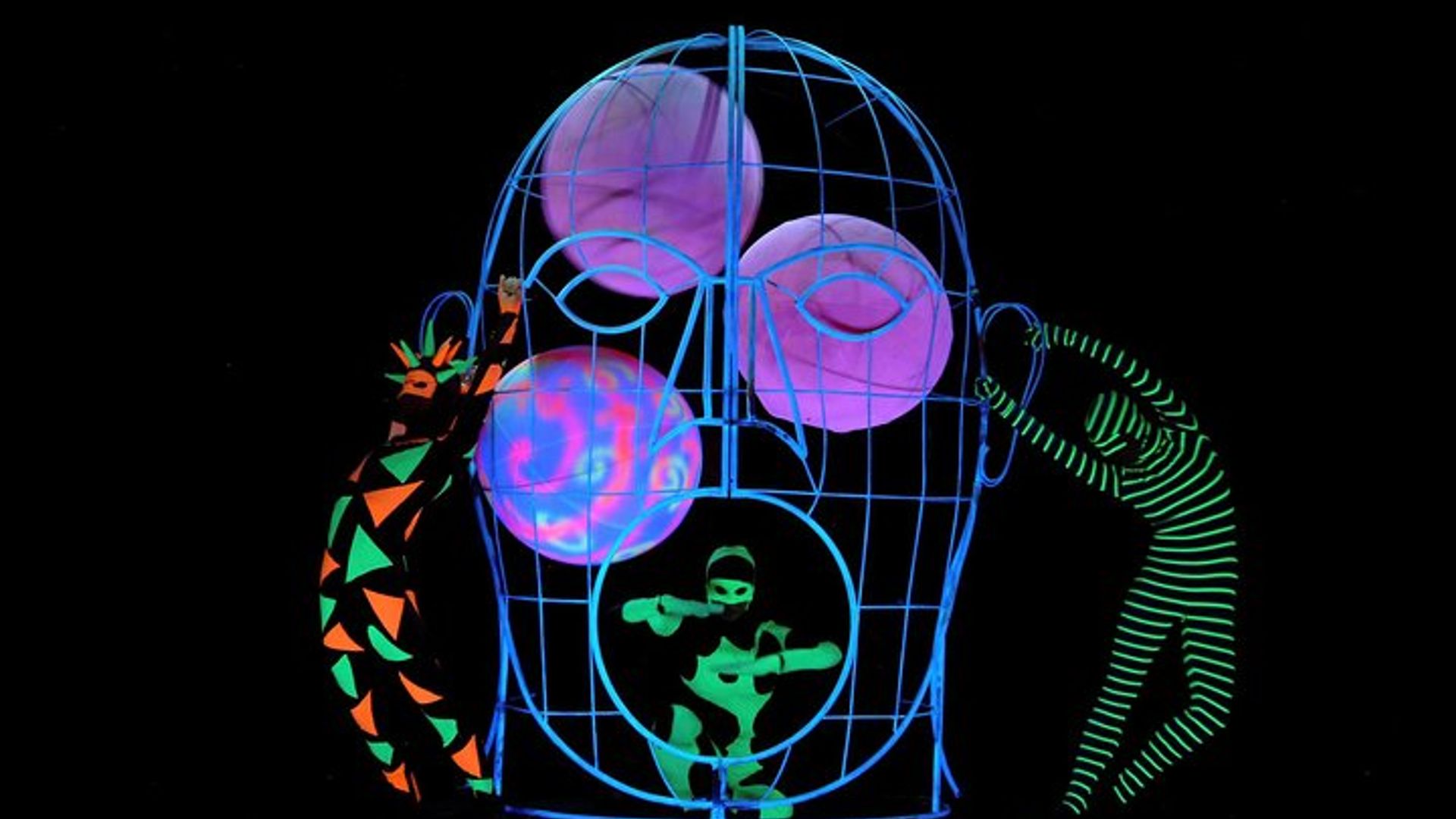 Skip the Line: WOW Show Black Light Theater in Prague Ticket