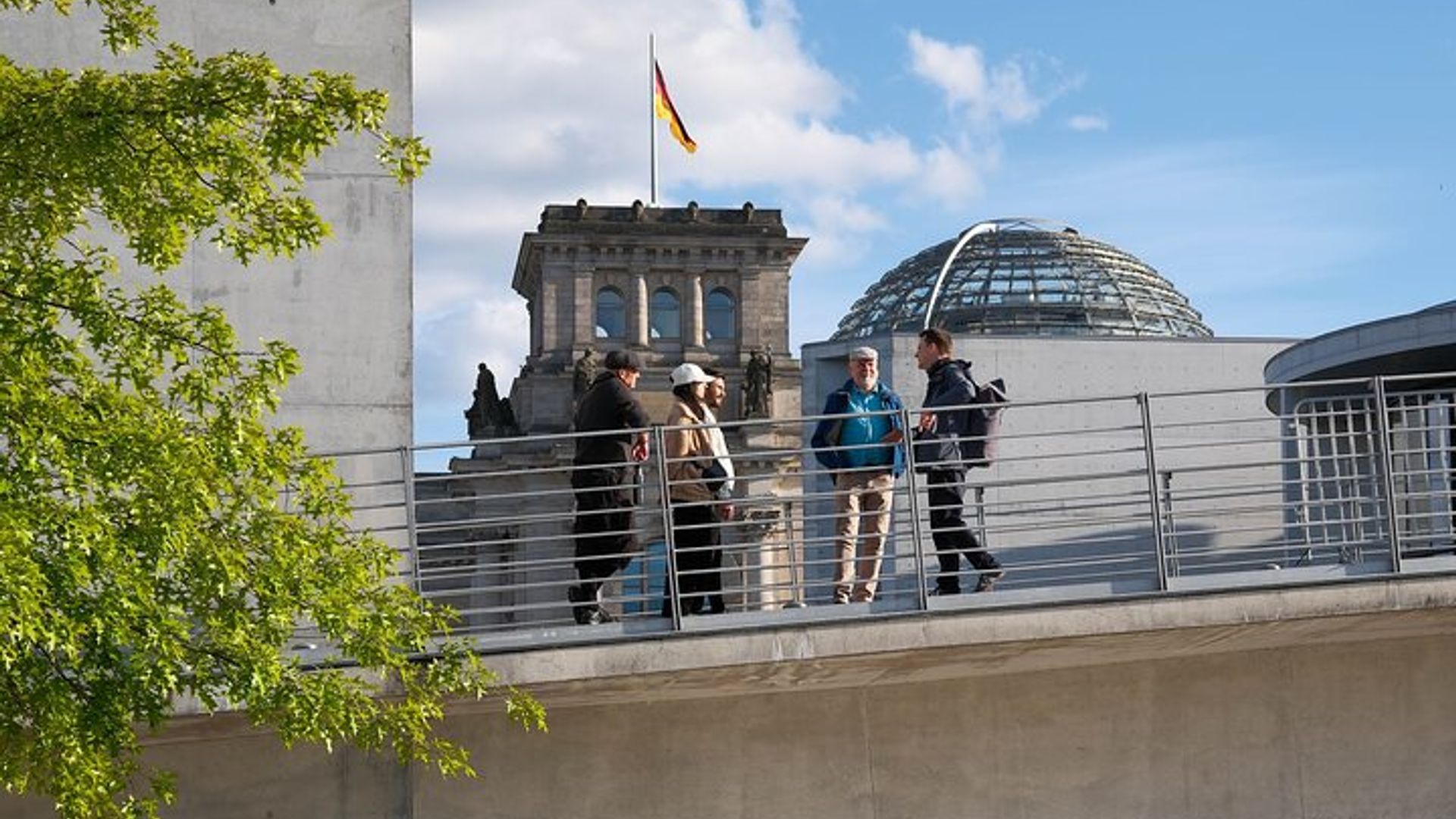 Tour Places of democracy in the government district from Futurium