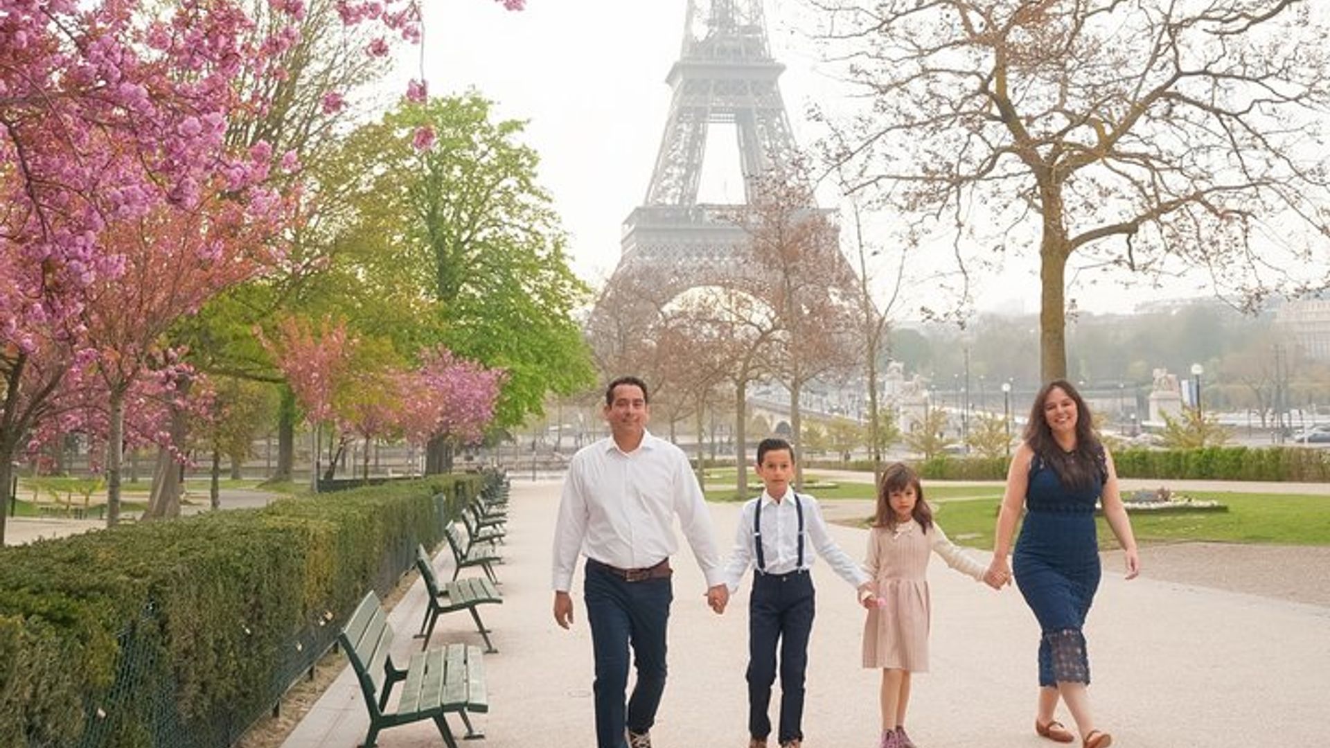 Fotoshooting in Paris mit Fotograf vor dem Eiffelturm