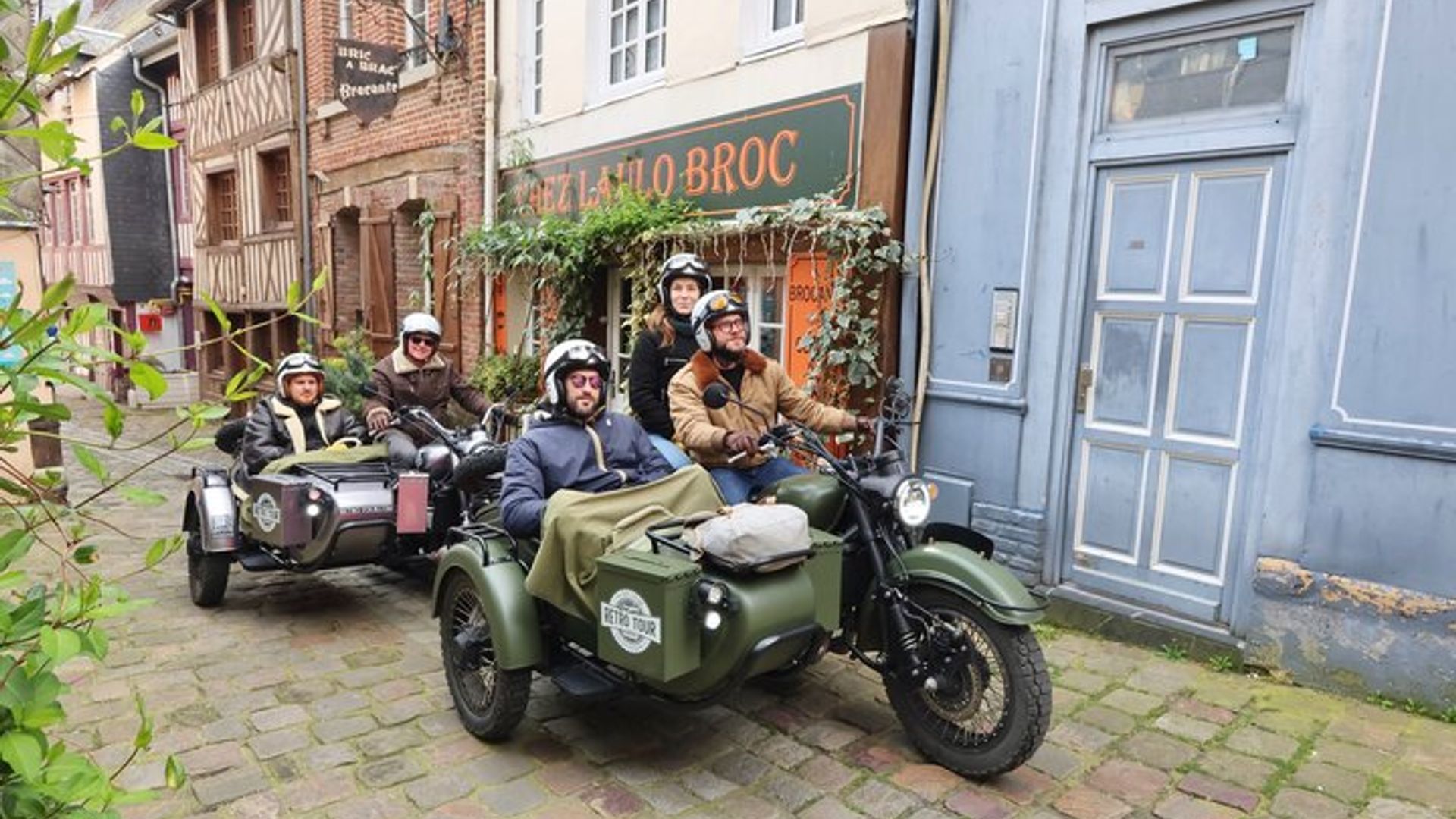 Recorrido por la costa de Normandía en un sidecar de motocicleta vintage