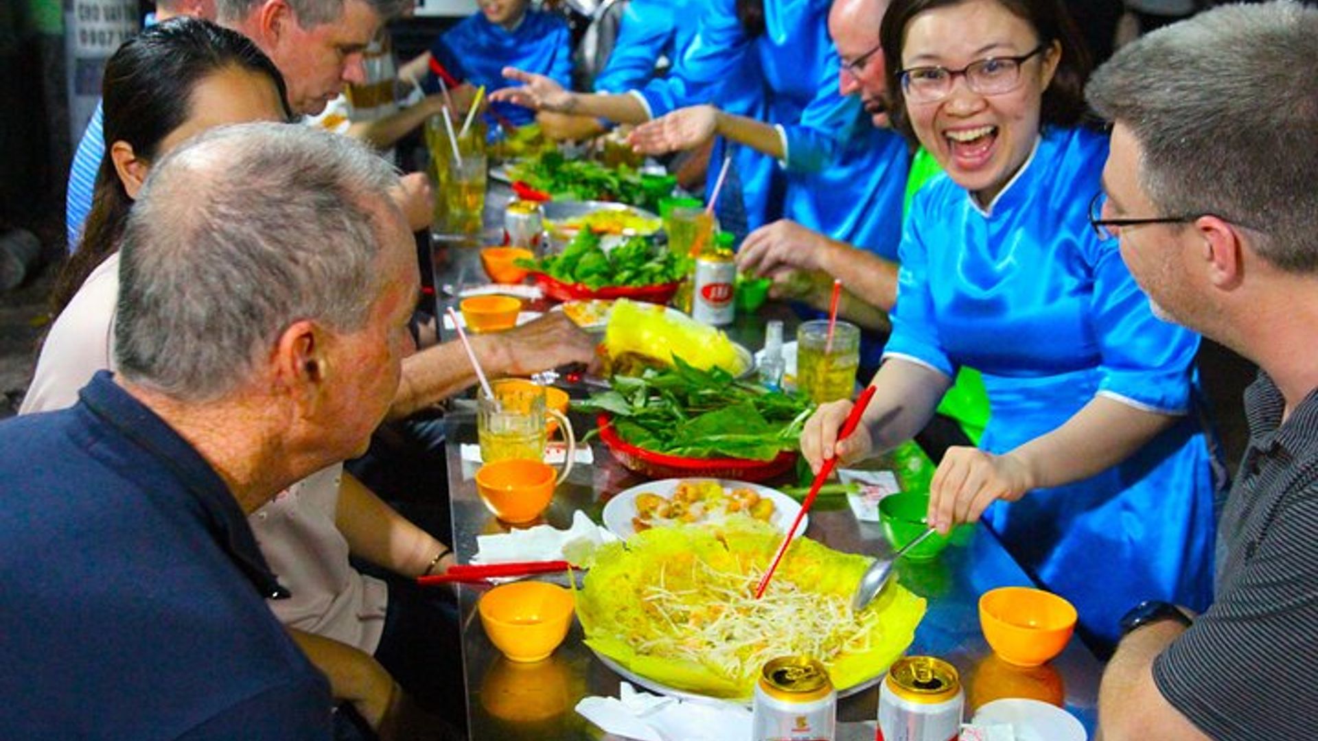 Ho Chi Minh City Evening Foodie Tour by Scooter, Woman Guide