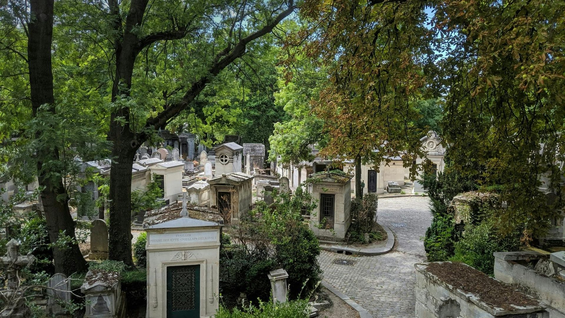 Père Lachaise Cemetery small-group tour with wine apéro