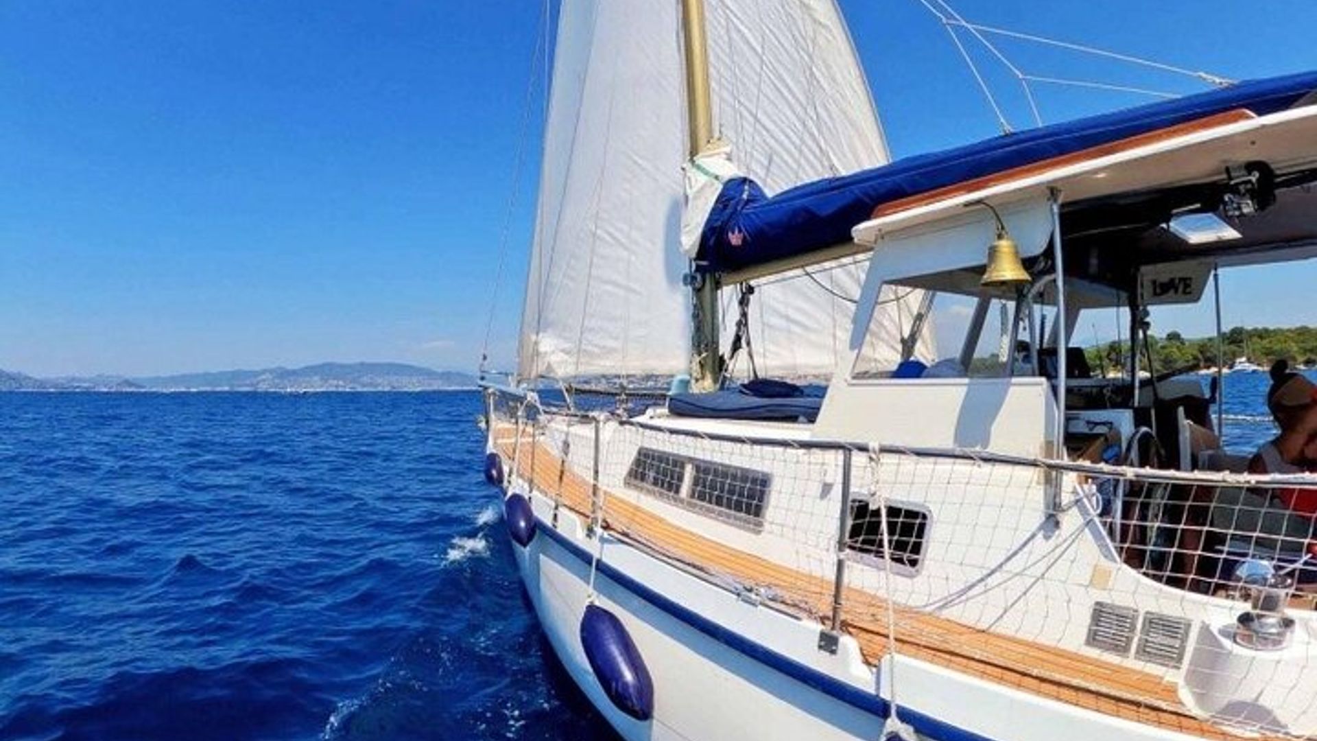 Excursión de medio día en un pequeño velero por las islas Lerins desde Cannes