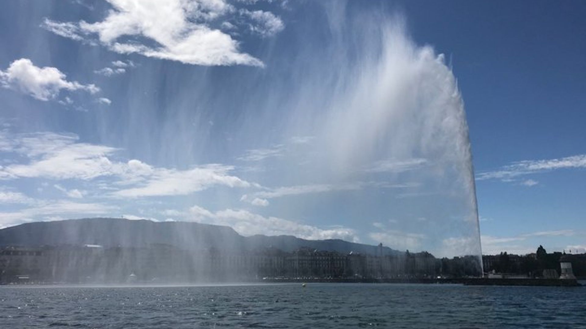 Croisière touristique en petit groupe à Genève avec vins et apéritifs