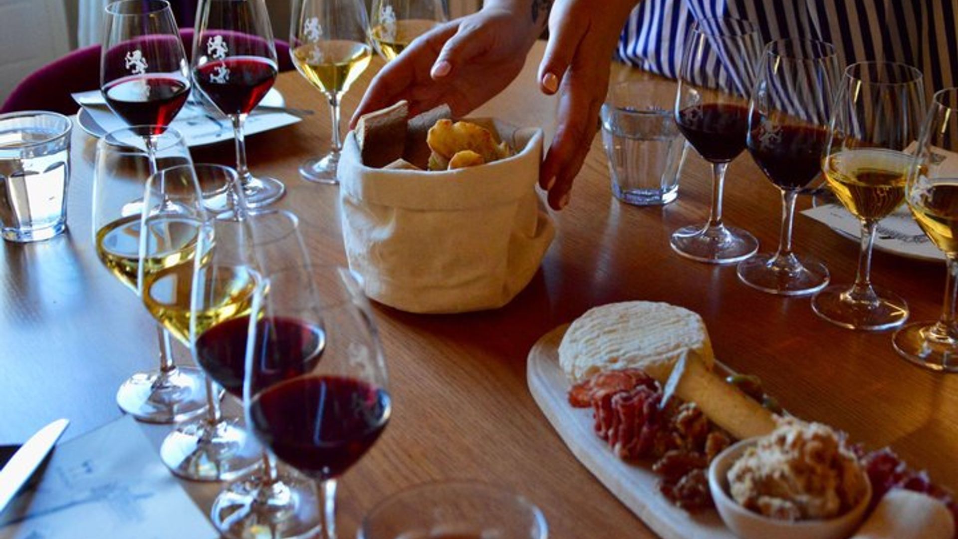 Cata de vinos Lyon : Grupos pequeños con un sumiller profesional