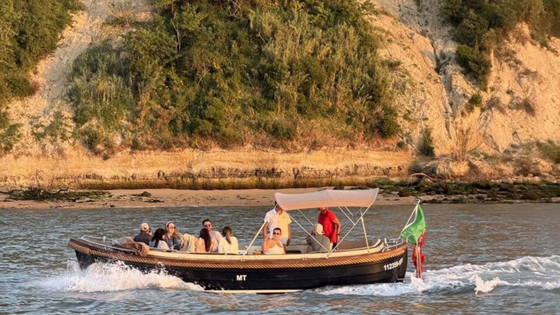 Croisière en bateau du Tage en petit groupe à Lisbonne avec pizza et bar ouvert