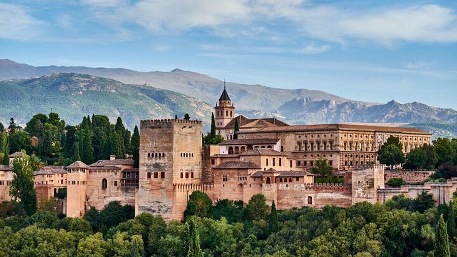 Granada: Alhambra Tour With Nasrid Palaces and Gardens