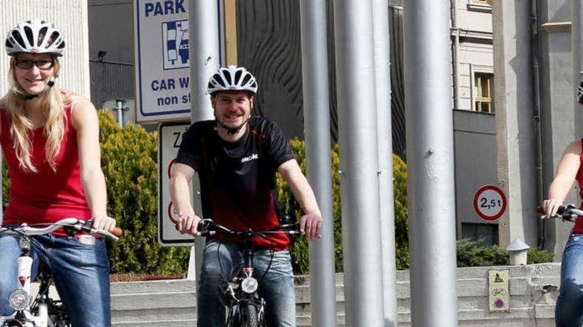3 hour small group bike sightseeing tour in Prague
