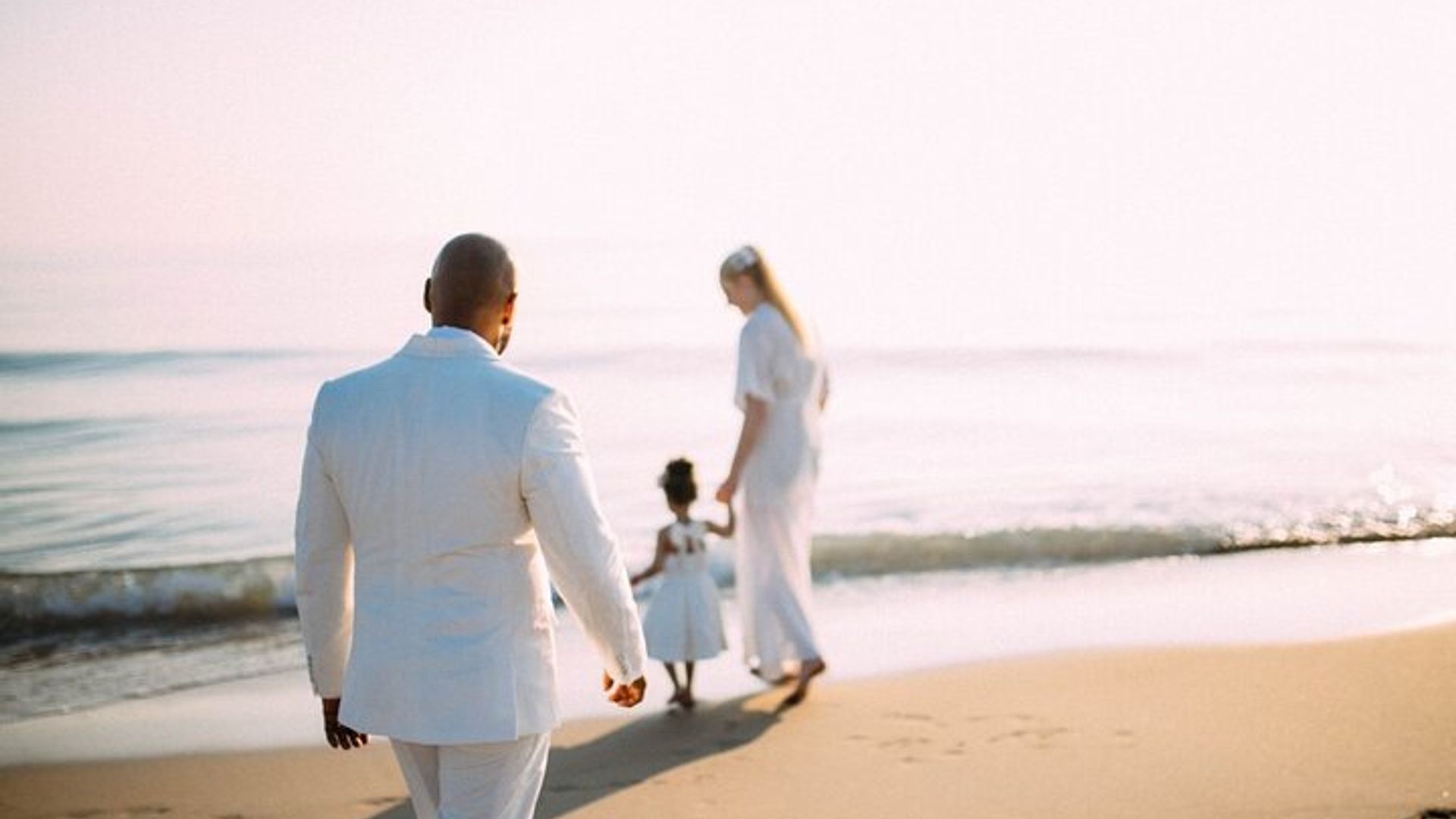 1-Hour Private Beach & Resort Photoshoot in Đà Nẵng