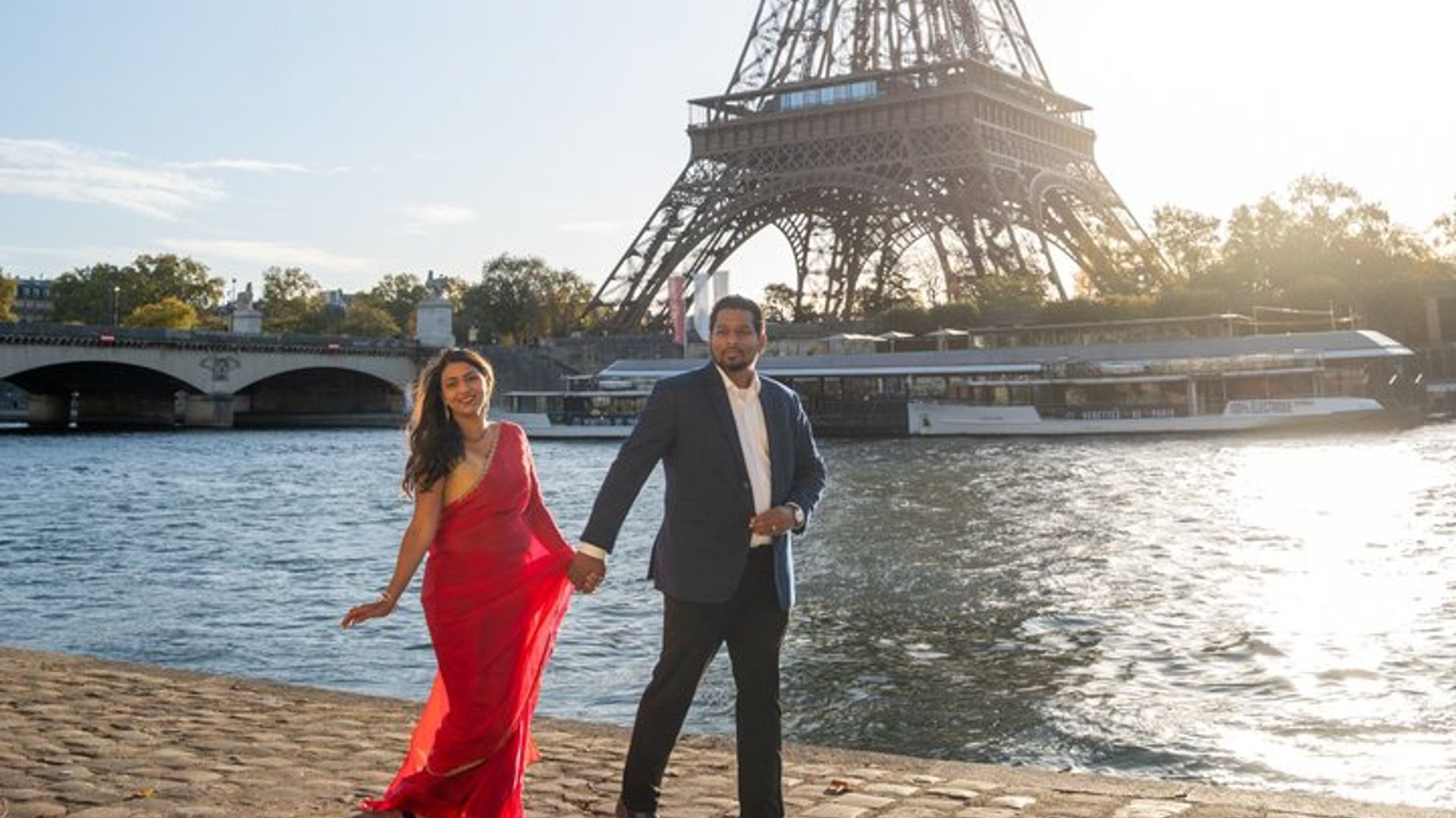Séance photo à Paris avec photographe devant la tour Eiffel
