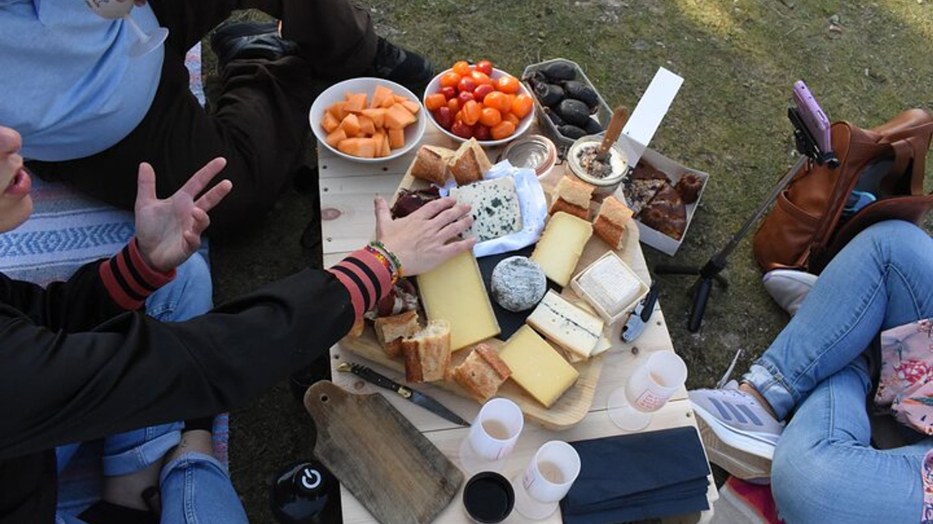 Picnic Privé autour d'un lac à Paris par une cheffe française