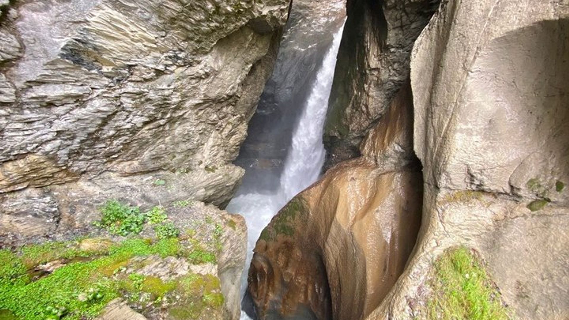 Tour en bicicleta eléctrica por las cataratas del valle de Lauterbrunnen con almuerzo tipo picnic