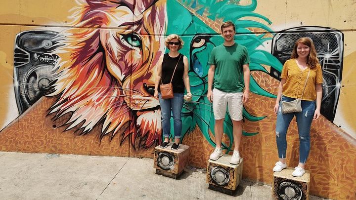 Comuna 13/Graffiti Tour+Fruit Tasting+Cable Car: RoundTrip Transp