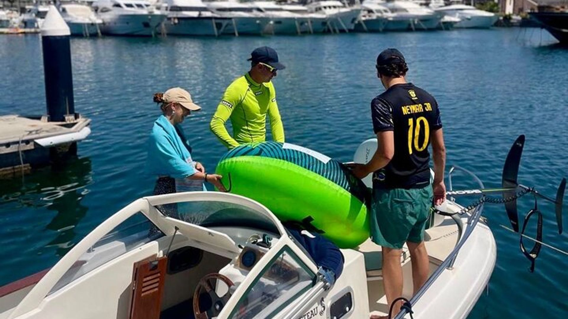 Barcelona Schnellboot mit Wakeboard und Schlauch