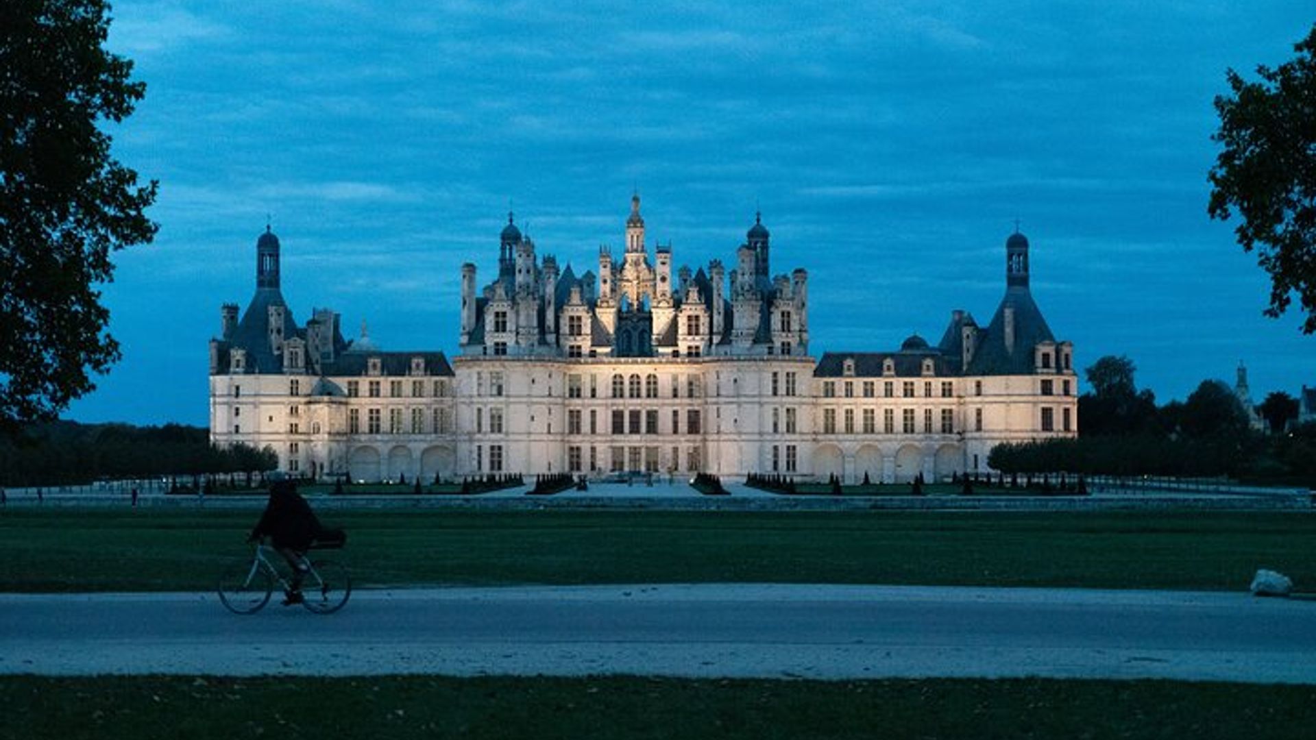 Loire Valley Castles Private Day Trip From Paris by Minivan