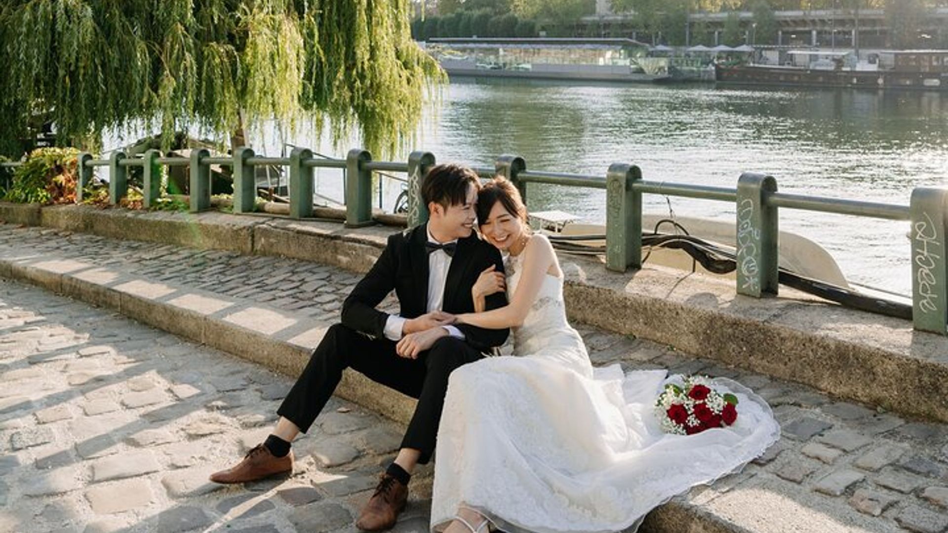 Fotoshooting in Paris mit Fotograf vor dem Eiffelturm