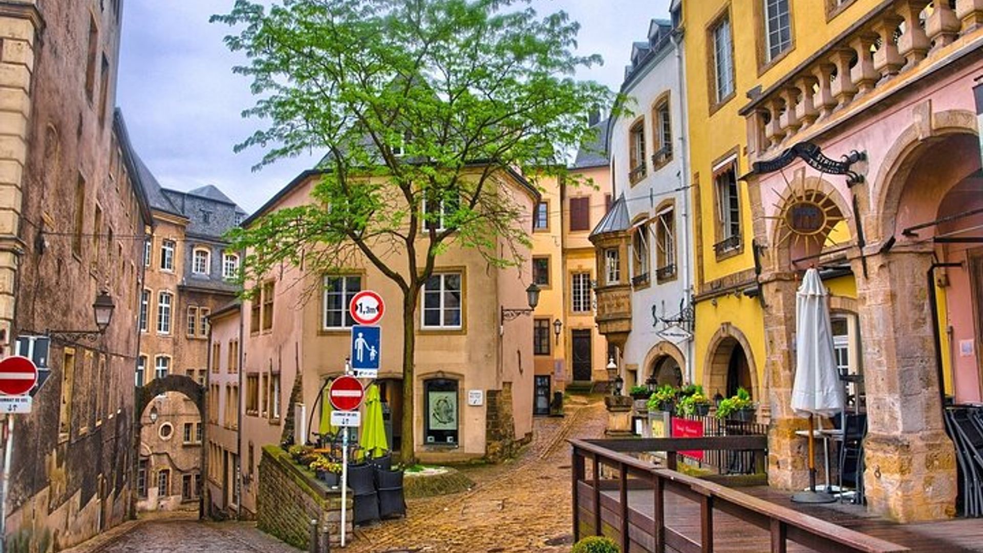Traslado privado: Amsterdam>Luxemburgo, 2h Parada en el Castillo de Vianden