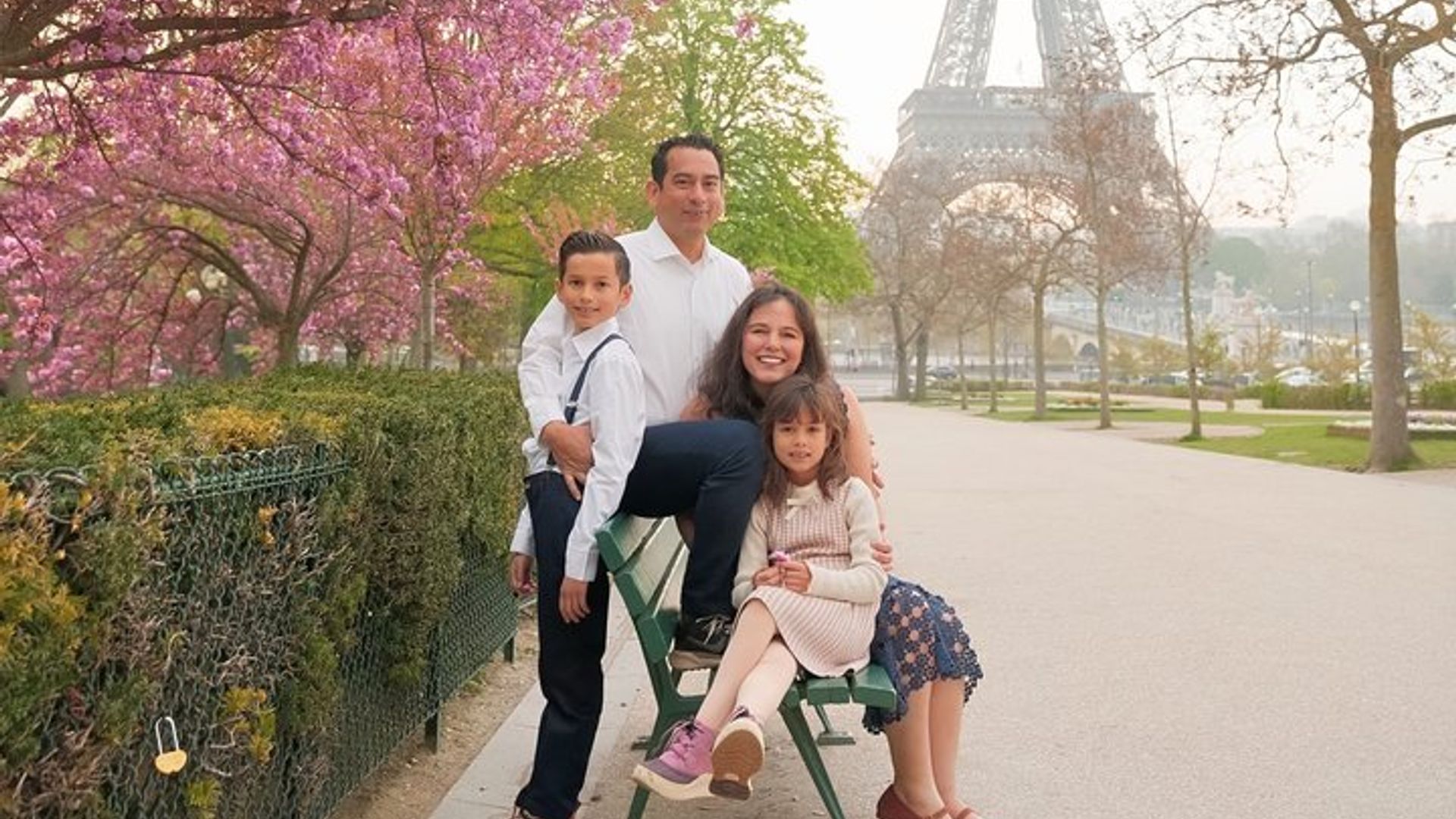 Séance photo à Paris avec photographe devant la tour Eiffel