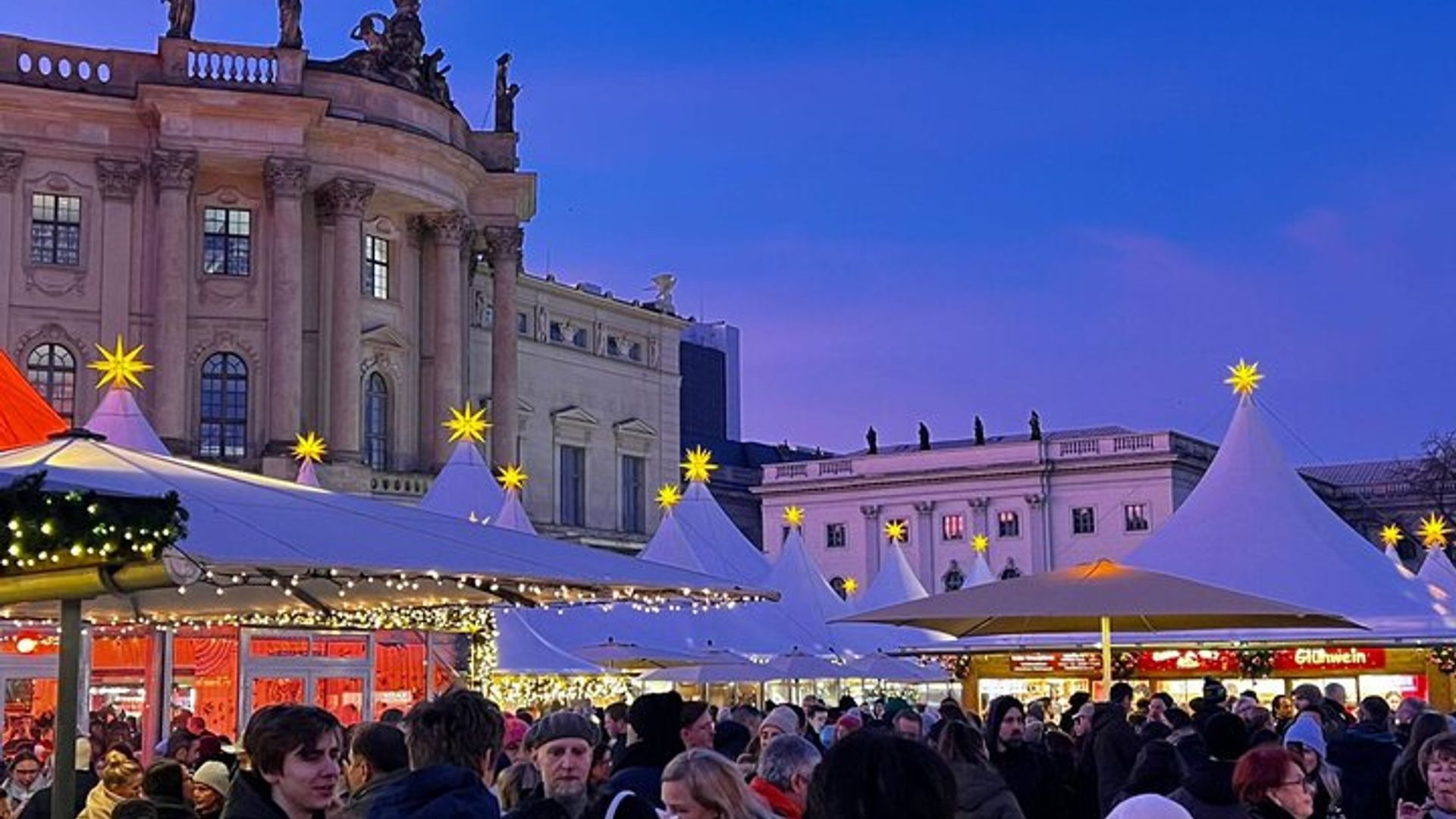 Berlin: Christmas Markets Group Walking Tour