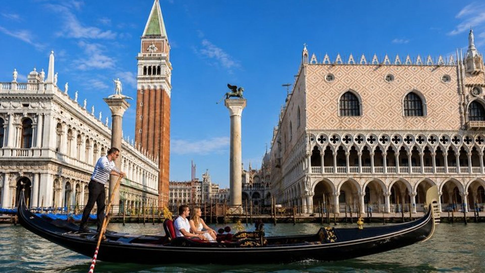 Venice: Private Romantic Gondola Ride under the Bridge of Love